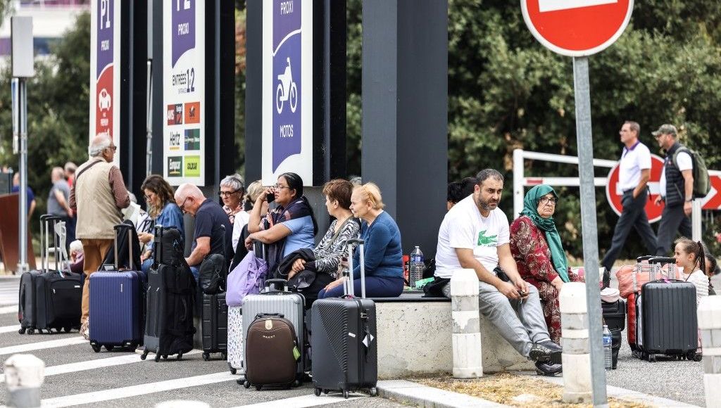 Image de Société. L'ensemble des aéroports régionaux en France a été secoué par une série d'alertes à la bombe ce mercredi. Ces menaces ont entraîné l'évacuation de plusieurs aéroports, provoquant d'importants retards et perturbations dans les voyages aériens. Parmi les aéroports touchés figurent Lille, Lyon, Toulouse, Nantes, Strasbourg, Bordeaux, Beauvais, Pau, Rennes et Biarritz. Les autorités de chaque aéroport ont dû réagir rapidement pour garantir la sécurité des passagers et du personnel. Les alertes à la bombe ont été principalement communiquées par le biais de messages de menace reçus par voie électronique. Dans la plupart des cas, ces alertes ont contraint les aéroports à évacuer les zones sensibles et à suspendre temporairement leurs opérations. Les autorités de l'aviation et les forces de l'ordre ont été mobilisées pour évaluer la crédibilité de ces menaces et pour garantir que les aéroports étaient sécurisés. L'aéroport de Toulouse-Blagnac a été l'un des premiers touchés, avec une alerte à la bombe survenue vers 11 heures. Les passagers ont été évacués, et l'aéroport est resté fermé pendant plusieurs heures. La levée de doute a finalement été effectuée vers 15 heures, permettant à l'aéroport de reprendre progressivement ses activités. Cependant, des retards considérables ont persisté à la mi-journée, avec des retards d'au moins deux heures pour les arrivées et d'une heure et demie pour les départs. Nantes a également été touchée par une alerte à la bombe, suite à la découverte d'un colis suspect. Après des vérifications, l'aéroport a pu rouvrir ses portes en début d'après-midi, mais la réorganisation des vols a été compliquée par la météo capricieuse. L'aéroport de Beauvais est toujours en cours d'évacuation, avec des centaines de voyageurs contraints de patienter à l'extérieur avant d'être transportés vers des endroits sûrs, tels qu'un gymnase et une salle des fêtes. Les démineurs de l'aéroport de Roissy-Charles de Gaulle se sont rendus sur place. Les vols à destination de Beauvais ont été déroutés vers d'autres aéroports, comme Paris-Vatry en Marne, Charleroi et Bruxelles en Belgique. Strasbourg-Entzheim a également été touchée par plusieurs alertes à la bombe. Le trafic a repris vers 15 heures après l'évacuation des passagers et l'intervention des démineurs. Bordeaux a été évacuée en début d'après-midi en raison d'une alerte à la bombe, avec des suspensions des opérations jusqu'à nouvel ordre. Lyon a été touchée, mais il s'agissait de l'aéroport d'affaires de Lyon-Bron, et non de l'aéroport international de Saint-Exupéry. Les vols ont repris à Lyon-Bron après les mesures de sécurité appropriées. Nice a également connu une alerte au colis suspect, mais l'aéroport a indiqué que la situation était rapidement revenue à la normale. Les autorités ont fait appel à des démineurs pour évaluer la crédibilité des alertes et s'assurer que les aéroports étaient sûrs. Malgré le caractère perturbateur de ces alertes, la situation a été gérée de manière professionnelle, et il n'y a pas eu de signalements de blessures ou d'incidents graves dans ces aéroports touchés. Cette série d'alertes à la bombe intervient après l'attentat islamiste survenu à Arras le vendredi précédent, au cours duquel un enseignant, Dominique Bernard, a été tué. Cela a suscité une vigilance accrue et des mesures de sécurité renforcées dans l'ensemble du pays, y compris dans les lieux publics et les infrastructures critiques, tels que les aéroports, les musées et les établissements éducatifs. Les enquêtes sont en cours pour déterminer l'origine des menaces et les éventuelles motivations des responsables. Les autorités françaises demeurent en état d'alerte pour faire face à ces défis sécuritaires et assurer la protection des citoyens et des visiteurs. Il est essentiel de noter que ces alertes à la bombe ont perturbé considérablement les voyages et les déplacements aériens dans plusieurs régions de la France. Les passagers ont subi des retards et des désagréments importants, ce qui soulève des préoccupations quant à la manière dont de telles situations peuvent affecter la mobilité et la sécurité des citoyens. Face à ces événements, des questions subsistent quant aux mesures de sécurité aéroportuaire, à la coordination entre les autorités et aux moyens de minimiser les perturbations en cas de menaces similaires à l'avenir. La sécurité est une priorité absolue, mais comment équilibrer efficacement la protection contre les menaces potentielles tout en minimisant l'impact sur la vie quotidienne et les déplacements des citoyens ? Comment les aéroports et les autorités peuvent-ils améliorer leur préparation et leur réactivité en cas de menaces de sécurité ? En fin de compte, comment maintenir un environnement sûr pour les voyageurs tout en garantissant des déplacements fluides et une mobilité sans heurts ?