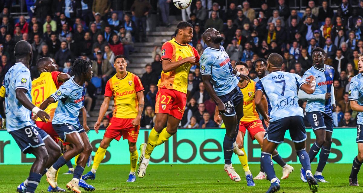 Image de Football. Le Havre AC (HAC) et le RC Lens se sont affrontés dans un match tendu et équilibré lors de la 9e journée de la Ligue 1. Au Stade Océane, les deux équipes se sont neutralisées avec un score final de 0-0. Cette rencontre a été un véritable test de caractère pour les joueurs des deux côtés, et elle a été marquée par une action controversée en fin de match. Les supporters ont répondu présent pour cette affiche, avec une impressionnante affluence de 23 500 spectateurs. C'était la meilleure présence de supporters au Stade Océane depuis le début de la saison, montrant l'engouement que suscite le football dans la région. Le Havre AC, qui avait connu deux défaites consécutives précédant ce match, cherchait à renouer avec la victoire. Ils savaient que cela ne serait pas une tâche facile, car ils affrontaient le RC Lens, le vice-champion de France en titre. Les enjeux étaient élevés, et le désir de gagner était palpable sur le terrain. Le match s'est révélé être un véritable combat, avec des deux côtés cherchant à prendre l'avantage. Le HAC a montré une grande détermination, jouant avec intensité et cherchant à s'imposer dans le jeu. Ils ont bien réagi après deux défaites consécutives, montrant qu'ils avaient la capacité de rivaliser avec des équipes de haut niveau. L'action la plus controversée du match est survenue dans les arrêts de jeu, lorsque Sotoca, un joueur du RC Lens, a marqué de la tête. Cependant, l'arbitre a annulé le but, invoquant une position de hors-jeu de Guilavogui au départ de l'action. Cette décision a provoqué une grande réaction émotionnelle des deux côtés. Pour les Lensois, c'était un moment de frustration, tandis que les Havrais ont poussé un soupir de soulagement. Les discussions et les débats sur cette décision controversée ont animé les discussions après le match. Le coach du Havre AC, Luka Elsner, a partagé ses réflexions sur le match, exprimant son soulagement après la décision de l'arbitre : "Je ne vous cache pas que la dernière situation m'avait amené un grand désespoir. Comme quoi, c'est les montagnes russes... J'ai un petit peu de regrets, mais des regrets positifs. Sur les matches de Lille et Marseille, on pouvait avoir beaucoup de regrets du côté négatif, en ayant la sensation de ne pas avoir fait grand-chose. Aujourd'hui, on a vraiment joué le match. On a fait honneur à l'ambiance qu'il y avait dans le stade. Je remercie les supporters d'avoir mis autant d'énergie et d'avoir soutenu les deux équipes pour qu'on ait du spectacle, malgré le 0-0. Je suis extrêmement fier des garçons. On a vu une belle équipe du Havre ce soir." La réaction du coach Elsner résume bien l'ambiance qui régnait dans le stade et l'importance de ce match pour les joueurs, les supporters et l'ensemble de la communauté du Havre. Le football est plus qu'un simple jeu, c'est une passion partagée qui rassemble les gens et les unit dans les moments de victoire, de défaite et de controverse. Maintenant, Le Havre AC se prépare pour ses deux prochains matches à l'extérieur. Ils affronteront Metz le 29 octobre, suivi d'un affrontement avec Toulouse le 5 novembre. Ces matchs seront autant de nouveaux défis pour l'équipe, qui cherchera à continuer sur la lancée positive de leur match nul contre le RC Lens. La saison de la Ligue 1 est encore longue, et chaque point gagné est précieux dans la course au classement. En conclusion, le match entre le Havre AC et le RC Lens a été un événement marquant de la saison de la Ligue 1. Il a attiré une foule enthousiaste au Stade Océane et a été un véritable test de caractère pour les deux équipes. La controverse entourant le but annulé en fin de match a ajouté une dimension dramatique à l'affrontement, alimentant les discussions après le coup de sifflet final. Alors que le championnat de la Ligue 1 se poursuit, une question se pose : quelle équipe sortira finalement en tête et remportera le titre de champion de France ? Le football est imprévisible, et c'est cette incertitude qui le rend si captivant. Les fans, les joueurs et les entraîneurs attendent avec impatience chaque match pour découvrir ce que l'avenir leur réserve. Qui réussira à écrire l'histoire de la saison de la Ligue 1 cette année ?