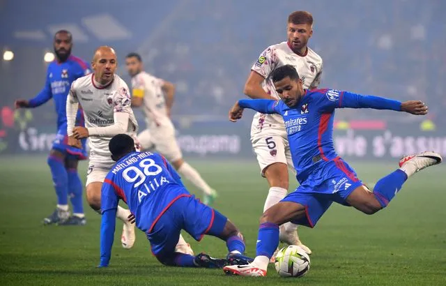 Image de Football. L'année 2023 a été marquée par une série de performances décevantes de l'Olympique Lyonnais en Ligue 1, et cette tendance s'est malheureusement poursuivie avec une nouvelle défaite, cette fois face à Clermont Foot (1-2), le dimanche. Cette contre-performance a renvoyé l'OL à la dernière place du championnat, sans avoir remporté un seul match, même après le changement d'entraîneur de Laurent Blanc à Fabio Grosso. Cette situation devient alarmante, car les supporters s'inquiètent de la possibilité d'une relégation en Ligue 2, une situation impensable pour un club de cette envergure. Les débuts de la saison n'ont pas été faciles pour l'Olympique Lyonnais, qui a continué à lutter pour trouver sa forme et à enchaîner les mauvais résultats. Le club a enregistré trois nuls et cinq défaites, montrant des signes de vulnérabilité dans sa performance. Les supporters, autrefois confiants, sont maintenant confrontés à une situation inquiétante, avec l'équipe à la 17e place du classement de Ligue 1. Il est devenu crucial pour l'OL de renverser la tendance rapidement pour éviter de se retrouver dans la zone de relégation, d'autant plus qu'un match périlleux contre l'Olympique de Marseille se profile à l'horizon. L'OL a subi une pression énorme pour inverser sa mauvaise série, en particulier avant ce match crucial contre Clermont, l'équipe occupant la dernière place du classement de Ligue 1 avant la rencontre. Il était surprenant de voir les deux équipes occupant les deux dernières places du championnat s'affronter en prime time, en clôture de la 9e journée. L'enjeu était clair pour Lyon : éviter de se faire distancer dans la zone de relégation avant le match à venir contre Marseille. La composition de l'équipe pour l'OL reflétait l'urgence de la situation. Les joueurs sur le terrain étaient Lopes, Mata, Lovren, O'Brien, Henrique, Akouokou, Caqueret, Maitland-Niles, Cherki, Lacazette, et Jeffinho. L'OL était sous pression pour obtenir un résultat positif et mettre fin à sa série de mauvais résultats. Le match a été un moment crucial pour l'OL, mais malheureusement, la situation s'est détériorée. Clermont Foot a ouvert le score à la 10e minute du match, créant un sentiment de frustration parmi les supporters lyonnais. Le fait que l'OL joue en bleu à domicile et que Clermont soit en blanc a ajouté à la bizarrerie de la situation. La première mi-temps s'est avérée difficile pour l'OL, qui a eu du mal à créer des occasions de but. La pression était palpable, et l'équipe a montré des signes de nervosité alors qu'elle luttait pour égaliser. À la mi-temps, l'OL se retrouvait derrière au score, et les supporters étaient inquiets. Cependant, le club n'avait d'autre choix que de réagir et d'essayer de renverser la tendance au cours de la deuxième mi-temps. L'OL a apporté des changements en seconde mi-temps, dans l'espoir d'inverser la situation. Grosso a effectué un triple changement dès le début de la deuxième période en remplaçant Akouokou, Maitland-Niles et Cherki par Tolisso, Diawara, et Nuamah. L'objectif était clair : apporter de la créativité et de l'énergie pour renverser la situation. Cependant, malgré les efforts de l'OL en seconde mi-temps, le match s'est terminé par une nouvelle défaite. Clermont a conservé son avantage et a remporté le match 2-1, ajoutant ainsi à la série de résultats décevants de l'OL en Ligue 1. La situation est devenue préoccupante pour l'Olympique Lyonnais, qui se retrouve en dernière place du classement, sans la moindre victoire en championnat après neuf journées. La pression monte sur le club, et la question qui se pose est la suivante : comment l'OL peut-il inverser la tendance et éviter une possible relégation en Ligue 2 ? La réponse à cette question est cruciale pour l'avenir du club, et les supporters attendent des réponses de la part de l'équipe et de la direction.