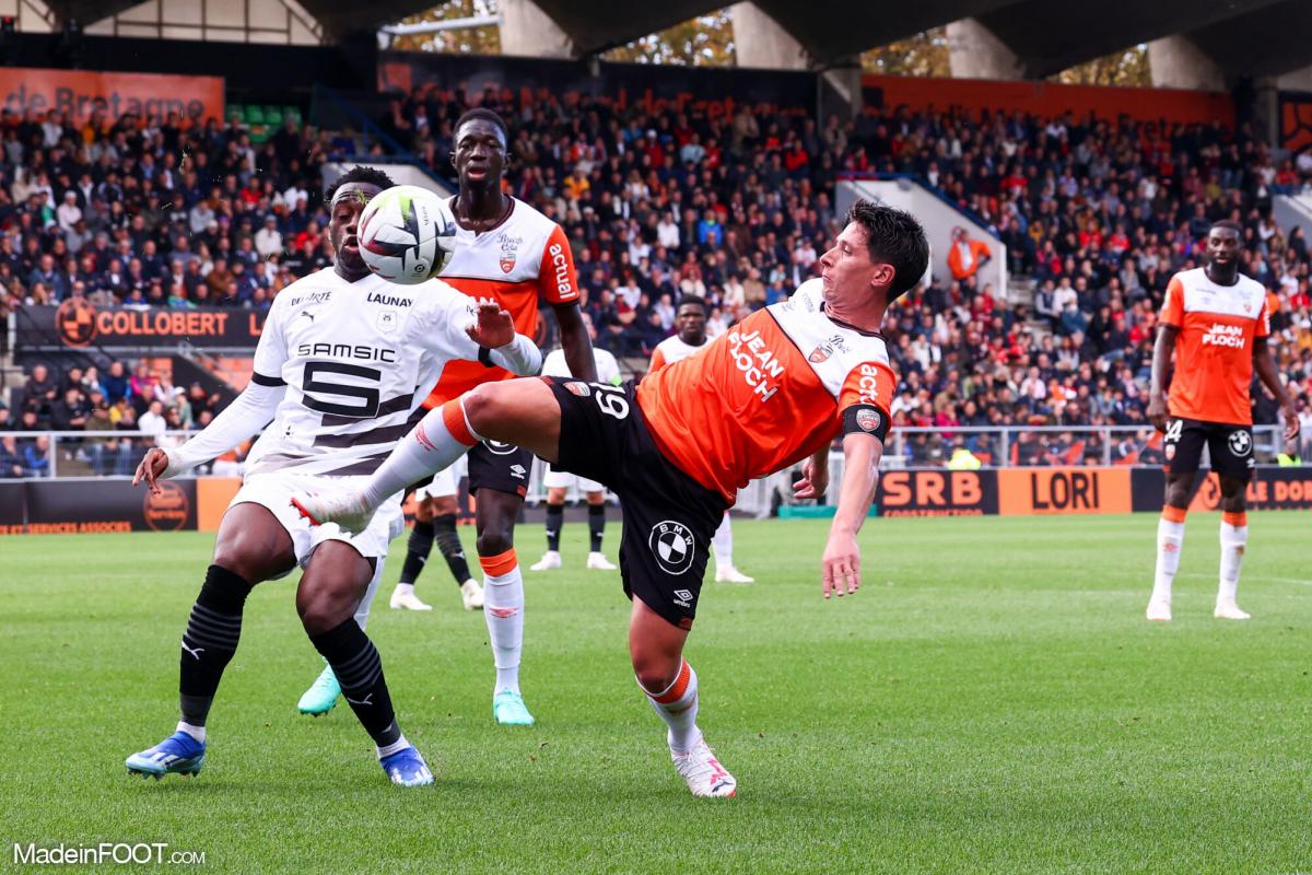 Image de Football. La scène du derby breton entre le FC Lorient et le Stade Rennais, qui s'est déroulé le dimanche 22 octobre, a été marquée par des moments d'intensité, d'erreurs défensives et de réalisations offensives inattendues. L'issue de cette rencontre a profondément affecté les ambitions des deux équipes en Ligue 1, et plus particulièrement celles du Stade Rennais, qui continue de s'enliser dans une série de résultats décevants. Un jeune défenseur central au cœur des ennuis Warmed Omari, un jeune défenseur central de 23 ans, a vécu un après-midi cauchemardesque lors de ce match. Les erreurs qu'il a commises ont fini par coûter cher à son équipe. En seulement quatre minutes de jeu, il a involontairement offert un but à l'adversaire. L'origine de cette première réalisation s'est avérée être un but contre son camp grotesque. Alors qu'il tentait de dévier un centre, le ballon a d'abord heurté le poteau avant de finir au fond des filets, passant ainsi devant son propre gardien (4e minute). Malgré cette bévue, ses coéquipiers ne se sont pas laissés déconcerter et ont rapidement réagi. Leur jeu haut et agressif a mis la pression sur les joueurs adverses, les empêchant de sortir de leur propre moitié de terrain. Cette stratégie a porté ses fruits lorsque Ludovic Blas a réussi à convertir une récupération haute en un but bien construit, grâce à une série de passes précises (21e minute). Cependant, Omari n'a pas réussi à rectifier ses erreurs. Il est resté passif lors d'une autre action décisive en fin de première mi-temps, permettant à Isaak Touré de marquer le deuxième but pour Lorient (45e+2). Ces erreurs ont agacé le coach de Rennes, Bruno Génésio, qui a décidé de remplacer Omari par Christopher Wooh à la mi-temps. Un match dominé par Rennes, mais une inefficacité coûteuse Malgré les erreurs de défense, le Stade Rennais a dominé la majeure partie du match. Leur supériorité sur le terrain était évidente, avec des phases de jeu fluides et de nombreuses occasions de marquer. Cependant, leur inefficacité offensive s'est avérée être leur plus grand obstacle. Ils ont été frustrés par les arrêts du gardien de Lorient, Yvon Mvogo, qui a réussi cinq arrêts cruciaux et a montré sa domination dans les duels aériens. À plusieurs reprises, Rennes aurait pu égaliser, mais les arrêts de Mvogo et la maladresse de leurs attaquants les en ont empêchés (23e, 26e, 27e). Lorient a également manqué d'efficacité offensive, ne tirant qu'une seule fois au but pendant le match, mais ils ont capitalisé sur les erreurs adverses pour prendre l'avantage. Malgré la domination de Rennes, les erreurs individuelles ont pesé plus lourd que la possession de balle. Des conséquences sur le classement en Ligue 1 Cette défaite constitue un coup dur pour le Stade Rennais, qui a enchaîné une deuxième défaite de suite en Ligue 1. Le club breton n'a gagné qu'une fois en championnat au cours des deux derniers mois, lors du derby contre Nantes (3-1). Avec seulement 11 points en neuf journées, Rennes est loin de ses ambitions initiales en début de saison et se trouve également en retard par rapport à Nice, qui compte déjà 7 points de plus. Lorient, en revanche, a profité de cette victoire pour sortir de la zone de relégation. Cette victoire met fin à une série de mauvais résultats pour les Merlus, qui n'avaient pas gagné depuis le 27 août. Avec trois points de plus au compteur, Lorient se donne un peu d'air dans la lutte pour le maintien en Ligue 1. Le joueur du match : Isaak Touré Isaak Touré, un ancien joueur de l'Olympique de Marseille, a été recruté par Lorient pour renforcer la défense. Pourtant, lors de ce match, il s'est principalement illustré offensivement. Son but en première mi-temps a été suivi de deux tentatives de tête consécutives, l'une d'entre elles obligeant le gardien adverse à effectuer un arrêt exceptionnel (60e). Touré a également profité de sa taille imposante (2m06) pour perturber les centres adverses. Malgré un début de match compliqué, marqué par sa passivité en défense, le défenseur s'est progressivement amélioré et a fini par jouer un rôle clé pour son équipe. Sa prestation lors de ce match a été l'une de ses meilleures depuis son arrivée à Lorient cet été. Cette défaite et ses conséquences sur les ambitions du Stade Rennais en Ligue 1 suscitent de nombreuses interrogations. Quelles sont les raisons de la récente série de mauvais résultats de l'équipe ? Comment l'efficacité offensive peut-elle être améliorée ? Et quelles mesures l'équipe prendra-t-elle pour remonter au classement et atteindre ses objectifs en championnat ?