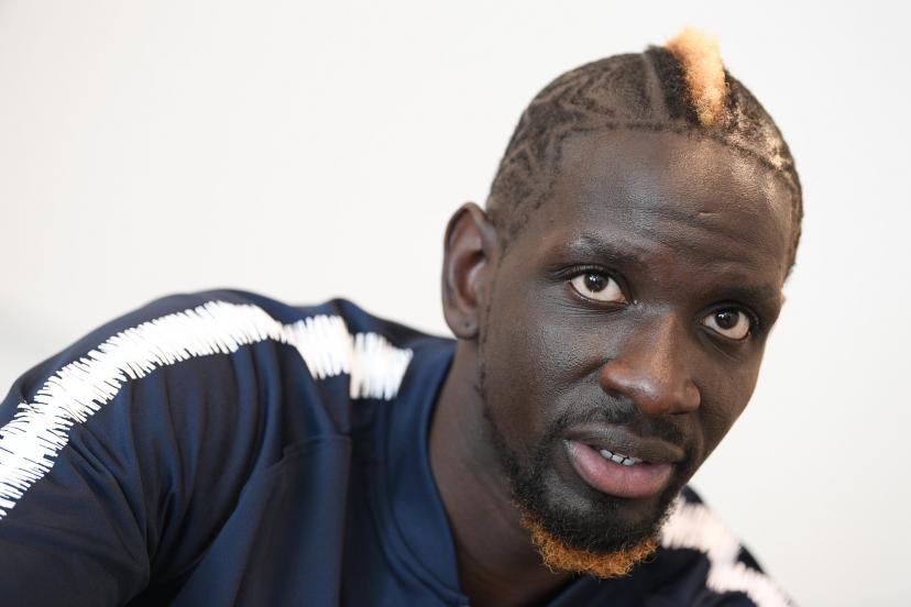 Image de Football. L'altercation entre Mamadou Sakho et Michel Der Zakarian au sein du club de Montpellier a secoué le monde du football français et les amateurs de ce sport. Cette affaire révèle les tensions qui peuvent exister au sein des clubs de football et les conséquences graves auxquelles elles peuvent conduire. Mamadou Sakho, un nom bien connu des amateurs de football en France et ailleurs, est un défenseur expérimenté qui a évolué dans plusieurs clubs de renom tout au long de sa carrière. Cependant, son passage à Montpellier a été marqué par un incident choquant qui a suscité une enquête approfondie de la part du club. L'incident en question s'est produit après une séance d'entraînement régulière. Des témoins oculaires ont rapporté que Sakho aurait physiquement agressé son entraîneur, Michel Der Zakarian, après une altercation verbale. Selon les témoins, Sakho aurait empoigné Der Zakarian par le col avant de le faire chuter avec une balayette. Cette altercation a été déclenchée par un échange de mots, dans lequel l'entraîneur aurait qualifié Sakho de « pleureuse ». L'agression de Sakho envers son entraîneur est un comportement inacceptable, tant sur le terrain que dans la vie quotidienne. Les clubs de football et les instances dirigeantes du football mettent un point d'honneur à promouvoir des valeurs positives, notamment le fair-play et le respect. Les actes de violence physique, surtout envers un membre de l'équipe technique, sont fermement condamnés et peuvent entraîner des sanctions sévères. Face à cet incident, les dirigeants du Montpellier Hérault Sport Club ont pris des mesures immédiates. Mamadou Sakho a été suspendu à titre conservatoire, ce qui signifie qu'il ne pourra pas participer aux activités de l'équipe pendant la durée de la suspension. Le club a également lancé une enquête interne pour recueillir les témoignages des personnes présentes lors de l'incident et pour établir une chronologie précise des événements. La décision de suspendre Sakho et d'ouvrir une enquête interne montre que le club de Montpellier prend cette affaire au sérieux. Le comportement violent de Sakho envers son entraîneur est inacceptable, et les dirigeants du club cherchent à comprendre les circonstances de l'incident et à prendre les mesures appropriées en conséquence. En outre, le club a l'intention de convoquer Mamadou Sakho pour un entretien préalable à un éventuel licenciement. Cette étape est essentielle dans le processus disciplinaire du club. Elle permettra à Sakho de s'expliquer et de présenter sa version des faits. Cependant, étant donné la gravité de l'incident, il est fort probable que le club envisage de mettre fin au contrat de Sakho. Il est également important de noter qu'une réaction négative à cet incident s'est manifestée sous la forme d'un graffiti injurieux qui a été peint à l'entrée du centre d'entraînement du club pendant la nuit. Le message demandait à Sakho et à sa famille de quitter Montpellier. Ce genre de réaction est regrettable et ne résout rien. Les clubs de football et les supporters devraient éviter de céder à la colère et à l'hostilité. La situation de Mamadou Sakho soulève des questions sur les problèmes de discipline et de comportement au sein des équipes de football professionnelles. Les entraîneurs et les joueurs sont souvent soumis à une pression intense pour obtenir des résultats, ce qui peut conduire à des tensions et à des frictions au sein de l'équipe. Il est essentiel que les clubs mettent en place des mécanismes de gestion des conflits et de prévention de la violence pour garantir un environnement sain et professionnel. Ce cas met également en évidence la nécessité pour les clubs de surveiller étroitement le comportement de leurs joueurs et de prendre des mesures rapides en cas de dérapages. La crédibilité et la réputation d'un club sont en jeu, et il est essentiel de montrer que les règles et les valeurs du club ne sont pas négociables. Il reste à voir quelles seront les conséquences finales de cet incident pour Mamadou Sakho et pour le Montpellier Hérault Sport Club. Il est probable que Sakho fasse face à des sanctions importantes, mais cela dépendra des résultats de l'enquête interne et de l'entretien préalable au licenciement. En fin de compte, cet incident rappelle que le football est un sport exigeant qui peut mettre à l'épreuve les émotions des joueurs et des entraîneurs. La gestion des conflits et le respect des règles sont essentiels pour maintenir l'intégrité du jeu et garantir que les joueurs, les entraîneurs et les supporters puissent profiter d'un environnement sain et positif. Les leçons à tirer de cette situation sont nombreuses, et elles concernent non seulement le Montpellier Hérault Sport Club et Mamadou Sakho, mais aussi l'ensemble de la communauté du football. La manière dont ce cas sera traité enverra un message sur la tolérance zéro envers la violence et le non-respect sur et en dehors du terrain. En conclusion, cette affaire met en évidence l'importance de maintenir des normes élevées de comportement et de respect dans le monde du football. Elle rappelle que la violence physique n'a pas sa place dans le sport, et que les actes violents doivent être condamnés et sanctionnés de manière appropriée. Il appartient aux clubs, aux instances dirigeantes et aux joueurs de veiller à ce que le football reste un sport qui prône des valeurs positives et promeut le fair-play et le respect, quelles que soient les pressions et les tensions auxquelles ils peuvent être confrontés.