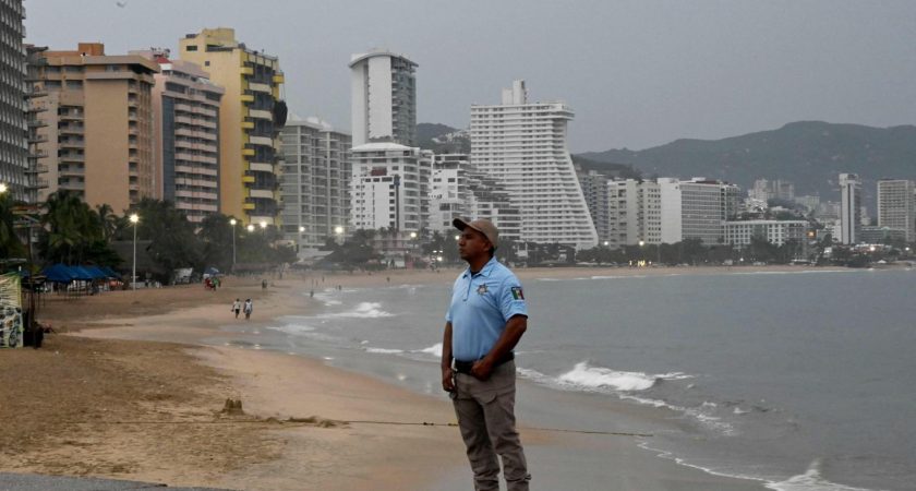 Image de Société. L'ouragan Otis, classé en catégorie 5, est un phénomène climatique d'une violence inouïe qui a touché Acapulco, une station balnéaire située dans le sud-ouest du Mexique. Lorsqu'un ouragan de cette envergure approche, les conséquences sont souvent dramatiques, mettant en péril des vies, des biens, et l'économie locale. L'arrivée d'Otis suscite de vives inquiétudes parmi les habitants de cette région et les autorités. Un ouragan de catégorie 5 est la manifestation la plus dévastatrice de la nature. Les vents atteignent des vitesses pouvant aller jusqu'à 270 km/h, tandis que les précipitations diluviennes engendrent des inondations soudaines. Lorsqu'un ouragan de cette ampleur est annoncé, les populations côtières sont confrontées à des choix déchirants : rester et affronter la tempête ou évacuer leur domicile, parfois au prix de la perte de biens précieux. Les autorités locales jouent un rôle crucial en fournissant des informations, en organisant des abris d'urgence et en coordonnant les secours. Le Mexique, un pays situé dans une zone sujette aux ouragans, a une longue histoire de tempêtes dévastatrices. L'ouragan Paulina, qui a touché Acapulco en 1997 en tant que catégorie 4, est un douloureux souvenir pour la population. Cette catastrophe a causé la mort de plus de 200 personnes et a eu un impact économique considérable. Les ouragans sont des phénomènes naturels imprévisibles qui peuvent frapper à tout moment, laissant des destructions massives derrière eux. Lorsqu'un ouragan se profile, les préparatifs sont essentiels. Les habitants doivent sécuriser leurs habitations, stocker de la nourriture et de l'eau, et disposer d'un plan d'évacuation en cas de besoin. Les autorités locales doivent mettre en place des abris temporaires, coordonner les opérations de secours, et fournir des informations précises à la population. L'ouragan Otis arrive à une période cruciale, car il menace de perturber le pont de la Toussaint, une fête importante au Mexique qui attire de nombreux touristes à Acapulco. La question qui se pose désormais est de savoir comment les autorités et la population réagiront face à la menace d'Otis. Les scènes impressionnantes de l'ouragan déferlant sur Acapulco rappellent l'urgence d'une réponse efficace en cas de catastrophe naturelle. La sécurité des habitants est la priorité absolue, mais il sera également important d'évaluer les dégâts causés par l'ouragan et de prévoir des mesures pour la reconstruction et la prévention des risques futurs. Alors que le monde fait face à des défis climatiques de plus en plus fréquents et intenses, les ouragans comme Otis nous rappellent l'importance de la préparation, de la coordination et de la solidarité. Les habitants d'Acapulco et les autorités locales sont confrontés à une épreuve majeure, et la manière dont ils y répondront déterminera en grande partie l'issue de cette crise. Comment les communautés locales et les autorités peuvent-elles mieux se préparer à l'avenir pour faire face à de telles menaces climatiques ? Comment le Mexique peut-il renforcer sa résilience aux ouragans et aux catastrophes naturelles ?