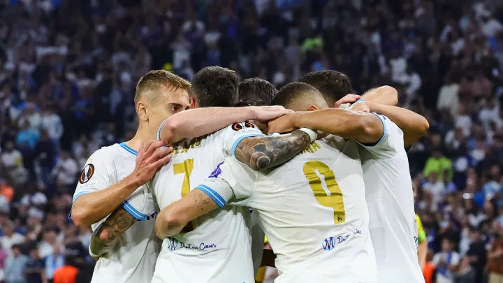 Image de Football. L'Olympique de Marseille, ce géant du football français, a récemment fait parler de lui dans la Ligue Europa, captivant l'attention des amateurs de football et des fans passionnés du club. En date du 26 octobre 2023, une soirée mémorable s'est déroulée au stade Vélodrome, qui a vu les Marseillais s'imposer avec éclat face à l'AEK Athènes sur un score de 3-1. Cet exploit a permis à l'OM de s'emparer provisoirement de la première place du groupe B, laissant entrevoir des perspectives prometteuses dans cette compétition européenne. Dans cet article, nous allons examiner de plus près cette victoire cruciale, les moments clés du match et son impact sur l'avenir de l'équipe phocéenne. Après deux matches nuls en début de campagne en Ligue Europa, les attentes étaient palpables au sein du club marseillais. Les supporters espéraient ardemment voir leur équipe décrocher une première victoire, et cela s'est finalement produit lors de ce face-à-face intense avec l'AEK Athènes. La réalisation de cet objectif s'avérait d'autant plus cruciale, car elle permettait à l'OM de prendre la première place du groupe B, surpassant ainsi son adversaire du soir. L'ambiance électrique régnant au stade Vélodrome ne faisait qu'ajouter à la tension du match. Les supporters marseillais étaient en ébullition, désireux de voir leur équipe briller sur la scène européenne. Le coup d'envoi était donné, et dès les premières minutes, il était clair que l'OM était venu pour décrocher la victoire. Iliman Ndiaye, jeune talent marseillais, s'est rapidement illustré, tentant de trouver le chemin des filets à deux reprises en début de partie, sans toutefois réussir à tromper la vigilance du gardien adverse. Cependant, ces tentatives ne furent que le prélude à ce qui allait suivre. L'OM a progressivement pris le contrôle du match, trouvant finalement la faille grâce à Vitinha, qui a inscrit le premier but du match sur un centre de Jonathan Clauss. Le Vélodrome a explosé de joie, et il était clair que les joueurs marseillais étaient déterminés à marquer l'histoire de la compétition. L'AEK Athènes, de son côté, ne s'est pas laissé abattre par ce premier revers. L'équipe grecque a montré de la résilience et a réussi à égaliser au début de la seconde période grâce à un but d'Orbelin Pineda. Cependant, ce moment de gloire fut de courte durée, car l'OM a rapidement repris l'avantage. Le tournant du match est survenu lorsque le gardien de l'AEK, Cican Stankovic, a commis une erreur fatale en ratant sa relance et en commettant une faute sur Vitinha, qui se trouvait seul face au but. Cette faute a valu un carton rouge à Stankovic, le laissant hors du jeu et condamnant son équipe à jouer en infériorité numérique. Amine Harit a converti le penalty, redonnant ainsi l'avantage à l'OM. Le spectacle ne s'est pas arrêté là, car quelques instants plus tard, c'était au tour de Jordan Veretout de marquer sur penalty, portant le score à 3-1 en faveur de l'OM. Face à un adversaire réduit à dix joueurs, la victoire semblait désormais inévitable pour les Marseillais. Cette victoire a eu un impact considérable sur la position de l'OM dans la compétition. En prenant provisoirement la tête du groupe B, l'équipe a renforcé ses chances de progresser dans la Ligue Europa. Ce résultat est particulièrement important compte tenu du calendrier chargé de l'OM, avec un Olympico contre Lyon à l'horizon, un match qui suscite toujours une grande rivalité et une grande attention médiatique. À l'approche de ce match crucial, les supporters de l'OM sont emplis d'espoir. La performance de l'équipe lors de cette victoire contre l'AEK Athènes a renforcé leur conviction que cette saison pourrait être spéciale. Les joueurs semblent déterminés à faire honneur au maillot et à donner le meilleur d'eux-mêmes dans toutes les compétitions. Le succès de l'OM dans cette partie de la Ligue Europa démontre également la profondeur du talent au sein de l'équipe. Des joueurs tels que Iliman Ndiaye, Vitinha, Amine Harit et Jonathan Clauss ont joué un rôle majeur dans cette victoire, montrant leur capacité à briller sur la scène européenne. Les supporters de l'OM ont désormais de nombreuses raisons d'espérer une saison pleine de succès. Mais le chemin est encore long, et de nombreux défis attendent l'Olympique de Marseille. Le prochain match de Ligue Europa pourrait s'avérer décisif pour la progression de l'équipe dans la compétition. De plus, l'Olympico contre Lyon représente une opportunité cruciale de marquer des points en championnat et de montrer leur supériorité face à leur rival historique. Alors, quelle est la prochaine étape pour l'OM ? Comment l'équipe va-t-elle gérer la pression et les attentes croissantes de ses supporters ? La victoire contre l'AEK Athènes n'est-elle qu'un début prometteur ou le signe d'une saison exceptionnelle à venir ? L'avenir du club s'annonce-t-il radieux, ou y a-t-il encore des obstacles à surmonter ? Seule l'issue des prochains matchs et compétitions nous le dira.