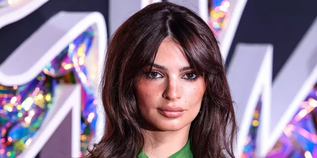 Image de TV/Films/Séries. Emily Ratajkowski, mannequin, actrice et icône de la mode, a récemment attiré l'attention des médias lors de sa visite à Paris, où elle a été photographiée partageant un moment intime avec un mystérieux Frenchie du nom de Stéphane Bak. Ces images ont suscité la curiosité du public, qui se demande qui est ce jeune homme et quelles sont les implications de cette rencontre pour la vie sentimentale d'Emily. Dans cet article, nous allons plonger dans la vie de Stéphane Bak et explorer sa carrière artistique, tout en nous interrogeant sur la nature de cette relation. Emily Ratajkowski, connue pour sa beauté captivante et sa carrière prolifique dans le monde de la mode, s'est rendue à Paris pour un événement lié à Kérastase, une marque de produits capillaires dont elle est l'égérie. Après cette apparition professionnelle, la mannequin américaine a profité de son séjour dans la Ville Lumière pour flâner dans les rues de la capitale française aux côtés de Stéphane Bak. Les photos partagées dans le Daily Mail montrent les deux personnalités en train de s'embrasser langoureusement, suggérant une certaine complicité entre eux. Mais qui est donc ce Stéphane Bak qui partage des moments intimes avec une célébrité mondiale comme Emily Ratajkowski ? Stéphane Bak, âgé de 27 ans, est un humoriste et acteur français. Il a commencé sa carrière dans le monde de l'humour, se produisant sur scène dans des cafés-théâtres parisiens, où il a acquis une notoriété grâce à son talent en stand-up. Sa personnalité charismatique et son sens de l'humour ont rapidement fait de lui un artiste à suivre. Stéphane Bak a ensuite fait le saut vers le cinéma, où il a continué à impressionner le public et les critiques. Il a décroché des rôles dans plusieurs films, dont "L'Outsider" en 2016, réalisé par Christopher Barratier. Mais c'est sans doute sa participation dans "Elle", un film de renommée internationale réalisé par Paul Verhoeven en 2016, qui l'a propulsé sous les feux de la rampe. "Elle" est un thriller psychologique acclamé, dans lequel Stéphane Bak a partagé l'écran avec Isabelle Huppert et Virginie Efira, confirmant ainsi son talent d'acteur. Sa carrière cinématographique ne s'est pas arrêtée là. Il a également joué dans des films tels que "Seuls" en 2017, dirigé par David Moreau, et "Novembre" en 2022, réalisé par Cédric Jimenez. Ces expériences sur grand écran lui ont permis d'explorer différents genres cinématographiques, établissant sa réputation en tant qu'acteur polyvalent et prometteur. Mais alors que la carrière de Stéphane Bak est en pleine ascension, sa vie personnelle a pris un tournant inattendu avec sa rencontre avec Emily Ratajkowski. Les photos de leur escapade à Paris montrent une certaine complicité entre les deux, mais les détails de leur rencontre restent mystérieux. Les rumeurs concernant une éventuelle relation amoureuse ont rapidement enflé, mais seul le temps révélera la vérité sur la nature de leur lien. Emily Ratajkowski, de son côté, a récemment fait part de sa volonté de profiter de son célibat et de sa liberté. Après son divorce avec Sebastian Bear-McClard, le père de son enfant, la mannequin a exprimé le désir de vivre sa vie sans contraintes et de ne pas se soucier de l'opinion publique. Cependant, les récentes images de sa romance naissante avec Stéphane Bak semblent indiquer une nouvelle direction dans sa vie personnelle. La question qui se pose maintenant est de savoir quelle sera la tournure que prendra cette relation entre Emily Ratajkowski et Stéphane Bak. Pourront-ils trouver un équilibre entre leurs carrières respectives et leur vie personnelle ? Emily poursuivra-t-elle sa quête de liberté, ou ce nouvel amour influencera-t-il ses choix futurs ? La vie sentimentale des célébrités continue de captiver l'imaginaire du public, et seule l'avenir révélera les réponses à ces questions. En fin de compte, la rencontre entre Emily Ratajkowski et Stéphane Bak est une intrigue moderne qui illustre l'intersection entre la célébrité, la carrière artistique et la vie personnelle. Les images de leur complicité à Paris ont suscité l'intérêt du public, mais l'histoire ne fait que commencer. Les fans et les curieux continueront de suivre cette relation naissante avec intérêt, se demandant quel sera le prochain chapitre de cette histoire.