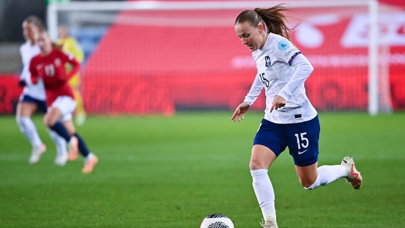 Image de Football. La France continue de briller en Ligue des nations féminine, poursuivant son sans-faute avec une troisième victoire consécutive face à la Norvège. Le froid mordant d'Oslo n'a pas freiné l'équipe nationale féminine française, qui a réussi à s'imposer 2-1 dans un match disputé et parfois difficile. Cette victoire a été essentielle pour maintenir le rythme gagnant de l'équipe, qui avait déjà remporté ses deux premiers matchs dans cette compétition. Le match a été rythmé par une série d'événements clés, dont des buts marqués par Mjelde (0-1, CSC 23e), Lund (1-1, 60e) et Renard (1-2, 69e). Ces moments de buts ont suscité des réactions passionnées chez les joueuses, les fans et les observateurs, renforçant l'intensité de la confrontation. Il convient de noter que le match a également été marqué par des cartons jaunes et des changements tactiques, témoignant de la détermination des deux équipes à obtenir la victoire. Les joueuses ont montré une grande combativité sur le terrain, avec de nombreuses actions impressionnantes. Le duel entre Wendie Renard et Lofwenius a été l'une des attractions du match, les deux joueuses rivalisant d'intensité dans les duels. Ces confrontations acharnées ont été un rappel de l'engagement total des joueuses sur le terrain. Malgré des moments de tension, les deux équipes ont fait preuve de fair-play et de respect mutuel, comme en témoigne le câlin collectif chez les Bleues avant le coup d'envoi. Cependant, le match n'a pas été sans controverse, notamment en ce qui concerne les décisions de l'arbitre. Un carton jaune pour Constance Picaud et un carton jaune pour Amandine Henry ont suscité des discussions parmi les supporters et les experts. Les décisions de l'arbitre sont toujours un sujet de débat dans le monde du sport, et ce match n'a pas fait exception. En fin de compte, la victoire de l'équipe de France féminine contre la Norvège a renforcé sa position de leader en Ligue des nations féminine. Les joueuses et le staff technique peuvent être fiers de leurs performances jusqu'à présent dans la compétition. Cependant, au-delà de l'excitation du match en lui-même, il est important de se demander comment le sport évoluera à l'avenir. La pandémie de COVID-19 a eu un impact majeur sur la manière dont les événements sportifs sont organisés et suivis. Les restrictions de la pandémie ont limité la présence des supporters dans les stades, ce qui a eu un impact sur l'atmosphère des matchs. La question qui se pose est de savoir comment le sport s'adaptera à cette nouvelle réalité. Les événements sportifs peuvent-ils continuer à prospérer sans l'énergie et l'enthousiasme des supporters dans les tribunes ? Les retombées financières des diffusions télévisées sont-elles suffisantes pour soutenir le sport de haut niveau ? Comment les joueurs et les équipes s'adapteront-ils à ces changements ? Ces questions nous invitent à réfléchir sur l'avenir du sport à l'ère post-pandémique. Comment le sport évoluera-t-il pour répondre aux nouvelles attentes et aux nouvelles réalités ? Quelles innovations technologiques et stratégies seront mises en place pour maintenir l'engagement des fans et la viabilité financière des compétitions sportives ? Le sport est en constante évolution, et la pandémie de COVID-19 a accéléré les changements dans le paysage sportif. Le match entre la France et la Norvège ne se limite pas à un simple affrontement sur le terrain, il est le reflet des défis et des opportunités qui attendent le monde du sport à l'avenir. Il est passionnant de voir comment les joueurs, les équipes et les organisations sportives releveront ces défis et continueront à nous faire vibrer sur le terrain.