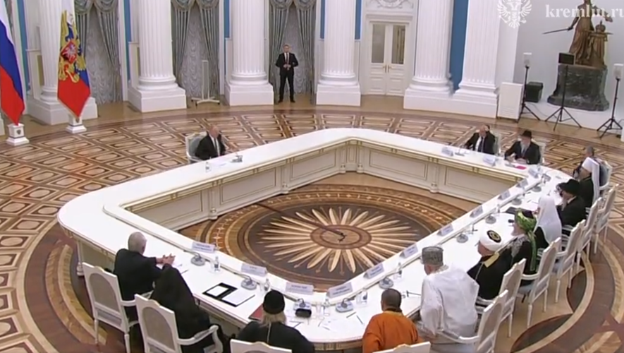 Image de Affaires Etrangères. Le Kremlin a récemment dévoilé des images captivantes d'une nouvelle table de réunion tout aussi surprenante que la célèbre table ovale. Cette pièce de mobilier a fait sensation dans le monde entier, rappelant la scène mémorable de février 2022, lorsque le président russe, Vladimir Poutine, a reçu le président français, Emmanuel Macron. Les images de cette rencontre avaient suscité de nombreuses discussions, principalement en raison de la distance impressionnante qui séparait les deux dirigeants. La grande table ovale, qui trônait au palais présidentiel du Kremlin, mesurait en effet six mètres de long. Cette dimension démesurée avait soulevé de nombreuses interrogations quant aux intentions de Vladimir Poutine. À l'époque, de nombreux observateurs se sont demandé si le choix de cette table n'était pas délibéré, visant à créer une distance physique et psychologique significative entre Vladimir Poutine et son interlocuteur, dans le but de le mettre mal à l'aise. Certains avaient évoqué la possibilité que le président russe utilisait cette technique pour maintenir une atmosphère de méfiance. Ce n'était pas la première fois que Vladimir Poutine recourait à de telles tactiques. On se rappelle notamment de l'épisode avec Angela Merkel, où il avait délibérément fait entrer son chien dans la salle, sachant que la chancelière allemande en avait une peur viscérale. D'autres avaient suggéré que ce choix était influencé par des considérations liées à la pandémie de Covid-19. Il était possible que le président russe, réputé pour être un dirigeant méfiant, cherchait à éviter toute proximité physique avec ses invités par crainte de la contagion. Quoi qu'il en soit, plusieurs dirigeants, tels qu'Olaf Scholz et António Guterres, avaient eu l'occasion de faire l'expérience de ces réunions glaciales à l'autre extrémité de la longue table ovale en hêtre, initialement destinée à accueillir des réunions de grande envergure. Cependant, le 26 octobre dernier, Vladimir Poutine a réservé une nouvelle surprise en choisissant une scénographie différente pour une rencontre avec treize hauts responsables religieux. Les images diffusées par le Kremlin ont révélé une table de forme carrée, imposante et inhabituelle pour de telles réunions. De manière caractéristique, le président russe a pris place sur un côté de la table, laissant ses hôtes agglutinés de l'autre côté, à une distance bien plus considérable que ce à quoi on pourrait s'attendre lors de tels événements. Il convient de noter que la superstition ne pouvait être en cause cette fois-ci, car à table, ils étaient quatorze en tout. Cette nouvelle mise en scène de Vladimir Poutine a suscité de nombreuses réactions et inspiré l'imagination d'Internet. Les internautes n'ont pas tardé à détourner la fameuse table carrée en des images humoristiques, parfois même en la transformant en une piscine. Ces réactions ont souligné l'aspect inhabituel de la situation et le caractère intrigant des choix du président russe en matière de disposition des sièges lors de ses rencontres officielles. Cela amène à se poser des questions sur les motivations qui sous-tendent ces choix. Quelle est la signification profonde de la disposition de la table dans les interactions diplomatiques et politiques de Vladimir Poutine ? Est-ce une question de style personnel, de stratégie psychologique, ou est-ce lié à des considérations plus larges, telles que la sécurité ou la symbolique politique ? Cette nouvelle table carrée pourrait-elle annoncer un changement de cap dans la manière dont le Kremlin aborde ses relations avec le reste du monde ? En fin de compte, quels enseignements pouvons-nous tirer de ces choix de mobilier pour comprendre la diplomatie et la politique internationale actuelles ? Pour tenter de répondre à ces questions, il est nécessaire de plonger plus profondément dans l'histoire de Vladimir Poutine en tant que dirigeant, de ses relations avec d'autres dirigeants mondiaux, et d'examiner le contexte géopolitique dans lequel ces choix de mobilier se produisent. En effet, Vladimir Poutine est l'une des figures les plus influentes de la scène politique mondiale depuis de nombreuses années, et son style personnel et ses méthodes ont suscité de nombreuses discussions et spéculations. Pour comprendre la signification des choix de mobilier de Vladimir Poutine, il est essentiel de se pencher sur son passé en tant que président russe. Depuis son accession au pouvoir en 1999, il a maintenu une position de leader dans son pays et s'est affirmé comme un acteur majeur sur la scène internationale. Son approche des relations internationales est souvent marquée par une certaine fermeté et une volonté de protéger les intérêts russes. Sa politique étrangère est généralement perçue comme pragmatique et basée sur la défense des intérêts nationaux de la Russie. L'une des caractéristiques les plus notables de la présidence de Vladimir Poutine est sa capacité à maintenir une image de leader fort et à inspirer la loyauté de ses partisans. Ses interactions avec d'autres dirigeants mondiaux ont été l'objet de nombreuses analyses, en particulier en ce qui concerne sa relation avec les dirigeants occidentaux, tels que les présidents américains et les chefs d'État européens. Sa réputation d'homme fort et de négociateur habile lui a permis de façonner les relations de la Russie avec le reste du monde de manière significative. Il est intéressant de noter que Vladimir Poutine a souvent opté pour des rencontres en face-à-face avec d'autres dirigeants, plutôt que de dépendre uniquement de la diplomatie par le biais de représentants officiels. Ses rencontres personnelles avec des dirigeants étrangers ont été l'occasion de discussions politiques et diplomatiques importantes, mais elles ont également été marquées par des gestes symboliques et des mises en scène inhabituelles, comme le choix du mobilier de la salle de réunion. Le cas de la grande table ovale est un exemple frappant de la façon dont Vladimir Poutine utilise l'environnement de ses rencontres pour créer une atmosphère spécifique et influencer la dynamique des négociations. Le fait qu'il s'installe à une extrémité de la table,