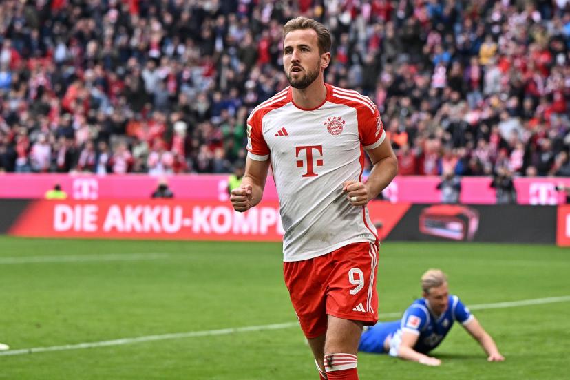 Image de Football. Le Bayern Munich a livré une performance impressionnante lors de la 9e journée de la Bundesliga, écrasant Darmstadt sur un score de 8-0. La rencontre a été marquée par un triplé d'Harry Kane, qui a joué un rôle essentiel dans la victoire des Bavarois. La première période a été chaotique, avec trois cartons rouges distribués, mais malgré cela, le Bayern Munich a fini par écraser Darmstadt, qui a dû jouer à dix contre neuf. Au moment de la pause, le score était toujours de 0-0, avec le Bayern Munich incapable de profiter de son avantage numérique. Cependant, la seconde mi-temps a été une tout autre histoire, avec huit buts inscrits en moins de quarante minutes. Harry Kane a ouvert le score d'une superbe tête plongeante à la 51e minute, sur une passe lobée de Noussair Mazraoui. Leroy Sané a rapidement suivi avec deux buts à la 56e et à la 64e minute, portant son total de buts de la saison à sept. Jamal Musiala a également inscrit un doublé à la 60e et à la 76e minute, tandis que Thomas Muller a ajouté un but à la 71e minute. Harry Kane a conclu son triplé à la 88e minute, scellant la victoire écrasante du Bayern Munich. Grâce à cette performance dominante, le Bayern Munich est provisoirement en tête de la Bundesliga, avec un total de 34 buts inscrits en seulement neuf journées. Pendant ce temps, Alassane Pléa, l'attaquant français de Mönchengladbach, a également joué un rôle majeur dans la victoire de son équipe face à Heidenheim. Pléa a ouvert le score dès la quatrième minute en reprenant un rebond dans la surface, bien que le but ait dû être validé par la goal line technology. Heidenheim a réussi à égaliser avant la mi-temps grâce à un but d'Eren Dinkci à la 38e minute, mais un but contre son camp de Jonas Fohrenbach en début de seconde mi-temps (51e) a entraîné la défaite de Heidenheim. D'autres rencontres de la Bundesliga ont également offert des moments mémorables. Augsbourg a continué sa série de matches sans défaite, avec une victoire contre Wolfsburg. Ils étaient menés 2-1 à la 45e minute, mais une contre-attaque chanceuse a permis à Augsbourg de revenir dans le match grâce à un but contre son camp de Sebastiaan Bornauw à la 79e minute, suivi d'un but d'Arne Engels à la 81e minute. Hoffenheim a également remporté sa rencontre contre Stuttgart, malgré un retour en fin de match de l'équipe adverse. Les buts de Grischa Prömel (4e), Wout Weghorst (21e sur penalty) et Robert Skov (66e) ont permis à Hoffenheim de l'emporter, même si Stuttgart est resté dans la partie grâce à des buts de Chris Führich (61e) et Deniz Undav (73e). L'Union Berlin, quant à elle, n'a pas réussi à résister à Werder Brême, qui a renoué avec la victoire. Les Berlinois en sont désormais à dix défaites consécutives toutes compétitions confondues, dont sept en Bundesliga. Werder Brême a marqué grâce à un malheureux but contre son camp de Robin Knoche à la 38e minute, suivi d'un but de Marvin Ducksch à la 75e minute. Ces résultats et performances individuelles ont suscité de nombreuses discussions parmi les amateurs de football. Le Bayern Munich est-il sur le point de reprendre sa domination en Bundesliga ? Les autres équipes de haut niveau peuvent-elles rivaliser avec le Bayern ? Quels joueurs se distingueront davantage au cours de la saison ? Le football est imprévisible, mais il offre toujours des moments mémorables et des débats animés. Alors, que pensez-vous de la saison de la Bundesliga jusqu'à présent ? Quels sont vos pronostics pour la suite du championnat ?