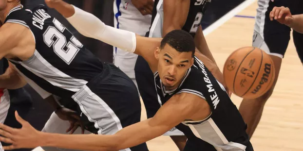 Image de Sport. La nuit dernière, les parquets de la NBA ont été le théâtre d'un affrontement déséquilibré entre les Los Angeles Clippers et les San Antonio Spurs, et la logique a été respectée, avec une victoire écrasante des Clippers sur les Spurs, le score final étant de 123 à 83. Pourtant, de nombreux amateurs de basket attendaient avec impatience ce match, en grande partie grâce à la présence de la jeune sensation française Victor Wembanyama. Victor Wembanyama, qui a déjà marqué les esprits dans ses deux premiers matchs en NBA, avait suscité un grand enthousiasme après une performance exceptionnelle lors de sa première victoire contre les Houston Rockets. Cependant, lors de ce troisième match en NBA et son premier en tant que visiteur, il a été limité à 11 points, 5 rebonds, 2 passes et 1 contre en 26 minutes de jeu. Bien que ces chiffres ne soient pas négligeables, ils étaient loin de ses performances précédentes, et il a été clairement contenu par la défense des Clippers. Le match a été caractérisé par une domination incontestable des Clippers. Les Spurs de San Antonio, même avec le talent prometteur de Wembanyama, n'ont jamais vraiment été en mesure de rivaliser avec l'équipe des Clippers. Les joueurs expérimentés tels que Kawhi Leonard, Paul George et Russell Westbrook ont mené l'attaque des Clippers et ont joué un rôle clé dans la victoire écrasante de leur équipe. Pour les San Antonio Spurs, cette défaite a été un revers difficile à encaisser. Après avoir remporté leur premier match de la saison contre les Houston Rockets, ils ont maintenant enregistré deux défaites consécutives, ce qui soulève des questions sur leur cohésion et leur capacité à rivaliser avec les équipes de haut niveau de la NBA. Les Spurs, qui affichent actuellement un bilan d'une victoire et deux défaites, devront rapidement se ressaisir s'ils veulent être des prétendants sérieux cette saison. Le prochain défi des San Antonio Spurs s'annonce particulièrement relevé, car ils doivent affronter les Phoenix Suns, une équipe solide et bien entraînée. De plus, l'un des moments les plus attendus de cette première partie de la saison pour les fans de basket est le face-à-face entre Victor Wembanyama et Kevin Durant, qui aura lieu lors de ce prochain match. Ce duel promet d'être passionnant, car Kevin Durant est l'un des joueurs les plus talentueux et expérimentés de la NBA, tandis que Wembanyama représente l'avenir du basket français et international. Le match contre les Phoenix Suns sera un test crucial pour les Spurs, et il permettra de mieux évaluer leur potentiel pour la saison à venir. Les supporters et les observateurs du basket seront attentifs à la manière dont l'équipe se rétablira après cette défaite face aux Clippers et comment Victor Wembanyama se comportera face à un adversaire aussi redoutable que Kevin Durant. La question qui se pose désormais est de savoir comment les San Antonio Spurs aborderont ce prochain match et comment ils rebondiront après cette défaite décevante. La saison NBA est longue et pleine de rebondissements, et il est important pour chaque équipe de maintenir un équilibre entre les succès et les échecs. Les Spurs ont-ils la capacité de se remettre sur les rails et de redevenir une force compétitive dans la NBA ? Comment Victor Wembanyama continuera-t-il à se développer au sein de l'équipe et à s'imposer comme l'un des futurs grands du basket ? Ces questions restent ouvertes et ne pourront être résolues qu'au fil de la saison.