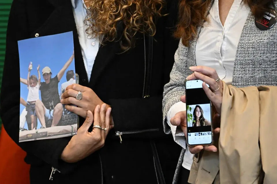 Image de Faits Divers. Enlevée par le Hamas lors d'un festival de musique électronique le 7 octobre, la Germano-Israélienne Shani Louk a malheureusement été retrouvée décédée. Le ministère des Affaires étrangères israélien a confirmé cette tragique nouvelle après que son corps a été découvert dans une vidéo récemment diffusée, où elle était exhibée par des membres du Hamas. Shani Louk, une jeune femme de 23 ans, avait été enlevée par l'organisation islamiste palestinienne lors de son offensive violente sur le sol israélien en octobre. Le président israélien Isaac Herzog a confirmé que l'identification du corps avait été possible grâce à une analyse ADN, et sa mère avait déjà reconnu sa fille dans une vidéo montrant le corps à moitié dénudé. Cette triste nouvelle s'inscrit dans le contexte d'un conflit en cours entre le Hamas et Israël, où plusieurs personnes ont été enlevées par le mouvement islamiste palestinien. Berlin a également signalé que plusieurs ressortissants allemands étaient détenus par le Hamas, et malheureusement, certains d'entre eux ont perdu la vie. Au total, plus de 1 400 personnes ont perdu la vie depuis le début de cette offensive. Le Hamas a exprimé sa disposition à négocier un échange pour libérer ses otages en échange de la libération de prisonniers détenus dans les prisons israéliennes. Cette situation tragique soulève de nombreuses questions sur la complexité du conflit au Moyen-Orient et sur les conséquences humaines qui en découlent. Comment la communauté internationale peut-elle contribuer à résoudre ce conflit et prévenir de telles tragédies à l'avenir ?