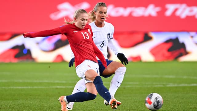 Image de Sport. La confrontation entre l'équipe de France et la Norvège lors de la quatrième journée de la Ligue des nations féminine a suscité un intérêt considérable parmi les fans du football et les amateurs de sport. Les Bleues, après leur victoire 2-1 en Norvège la semaine précédente, cherchaient à poursuivre leur impressionnant parcours dans cette compétition. Ce match était très attendu, car il offrait l'opportunité aux Françaises de décrocher une quatrième victoire consécutive. Les enjeux étaient élevés, et les attentes des supporters étaient à leur comble. Le stade Auguste-Delaune de Reims était l'épicentre de cette rencontre, et les fans étaient nombreux à s'être réunis pour soutenir l'équipe de France. Les deux équipes avaient aligné des formations en 4-3-3, et le match promettait un spectacle captivant. Dès le coup d'envoi, l'équipe de France montrait une grande détermination. Elles pressaient haut sur le terrain, gênant considérablement les Norvégiennes. Le rythme était élevé, et les Françaises se montraient agressives dans leur quête pour prendre l'avantage. Les premières minutes du match étaient marquées par de bonnes interventions de la défense française, notamment de la capitaine Renard, qui réalisait un superbe tacle pour couper une opportunité norvégienne. La France dominait le jeu, avec de nombreuses tentatives pour ouvrir le score. La gardienne norvégienne, Mikalsen, était mise à l'épreuve à plusieurs reprises. La Lyonnaise Le Sommer, très active sur le terrain, tentait sa chance à plusieurs reprises, mais ses tirs manquaient de précision. La Parisienne Baltimore était également à l'honneur, repiquant dans l'axe et décochant une frappe puissante qui venait heurter le poteau gauche, suscitant les encouragements des supporters français. Malgré la domination française, la Norvège ne se laissait pas abattre. Elles se montraient dangereuses sur des contre-attaques rapides, obligeant la gardienne française, Picaud, à réaliser des parades cruciales pour préserver le score à 0-0. Les Norvégiennes n'avaient pas encore cadré de frappes, mais elles cherchaient l'opportunité de briser la défense française. La première mi-temps touchait à sa fin, et le score restait nul. Les Françaises avaient eu quelques occasions prometteuses, notamment un but refusé pour Toletti après une position de hors-jeu, mais elles n'avaient pas encore réussi à ouvrir le score. La mi-temps offrait une brève pause pour les joueuses, leur permettant de récupérer avant de revenir sur le terrain. La deuxième mi-temps débutait avec un jeu très dynamique des deux côtés. Les Norvégiennes semblaient plus organisées, tandis que les Françaises cherchaient à améliorer leur animation offensive pour aller chercher la victoire. Le public était en ébullition, espérant que les Bleues réussiraient à briser l'impasse. La capitaine Renard était solide en défense, tandis que les partenaires de Geyoro manquaient de précision à l'approche de la surface adverse. Les minutes s'égrenaient, et les attentes des supporters grandissaient. La France était déterminée à marquer, mais la Norvège restait solide en défense. Le match se poursuivait avec de nombreuses occasions pour les deux équipes, mais les gardiennes faisaient preuve d'excellentes performances pour maintenir le score à 0-0. Les supporters assistaient à un duel intense entre les deux équipes, chacune cherchant à prendre l'avantage. La tension montait à mesure que le temps s'écoulait, et les occasions se multipliaient pour les Bleues tandis que le chrono tournait. Les Françaises devaient maintenant régler la mire pour trouver le chemin des filets. Le public était suspendu à chaque tir, espérant voir le ballon au fond des filets norvégiens. Alors que la fin du match approchait, le rythme de la rencontre avait quelque peu baissé du côté français. Les Norvégiennes semblaient plus à l'aise, cherchant elles aussi à marquer le but décisif. Le suspense était à son comble, et les supporters se demandaient si l'un des deux camps réussirait à briser l'impasse. Le match se terminait sur un score de 0-0, et les deux équipes devaient se contenter du partage des points. Malgré de nombreuses occasions de part et d'autre, aucune n'avait réussi à marquer. Les joueuses étaient épuisées après une rencontre intense, et le public avait assisté à un match de haute qualité. Après ce match nul, l'équipe de France devait maintenant se préparer pour les prochaines rencontres de la Ligue des nations féminine. Les enjeux restaient élevés, et les supporters attendaient avec impatience de voir comment les Bleues se comporteraient lors des prochains matchs. La performance des joueuses françaises et norvégiennes dans ce match avait été exceptionnelle, et les supporters avaient été témoins d'un spectacle captivant. Les deux équipes avaient montré leur détermination et leur compétitivité, faisant honneur au football féminin. Alors que nous concluons cette analyse du match entre la France et la Norvège, il est important de se demander ce qui attend ces deux équipes à l'avenir. Quelles sont leurs chances dans la Ligue des nations féminine, et comment vont-elles se préparer pour les prochains défis qui les attendent ? Les supporters du football féminin attendent avec impatience de voir ce que l'avenir réserve à ces deux équipes talentueuses. Quels enseignements peuvent-elles tirer de ce match nul ? Et comment vont-elles se préparer pour les prochains matchs ?