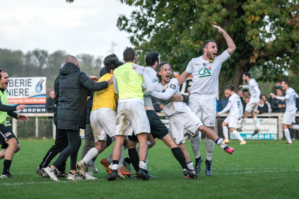 Image de Football. Le 7e tour de la Coupe de France s'annonce passionnant, avec des duels entre clubs de différents niveaux et des opportunités pour les équipes les moins renommées de se démarquer. L'une des histoires les plus fascinantes de cette édition est celle du petit Poucet du 44, Saint-Aubin-de-Guérande, une équipe de R3 qui s'apprête à accueillir l'US Revel, un club de R1. Cette confrontation soulève la question de savoir si l'épopée de Saint-Aubin-de-Guérande peut se poursuivre, marquant ainsi un moment historique pour ce modeste club. Saint-Aubin-de-Guérande : Le Petit Poucet du 44 Saint-Aubin-de-Guérande, situé dans le département de la Loire-Atlantique (44), est un club de football qui a réussi l'exploit de se qualifier pour le 7e tour de la Coupe de France. C'est la première fois de son histoire qu'il atteint ce stade de la compétition, ce qui suscite à juste titre l'enthousiasme et l'attention des amateurs de football de la région. Pour une équipe de R3 (Division Régionale 3), le parcours de Saint-Aubin-de-Guérande est remarquable. Le 7e tour de la Coupe de France offre une opportunité exceptionnelle à cette équipe locale de se confronter à un adversaire de R1 (Division Régionale 1) : l'US Revel. Les joueurs de Saint-Aubin-de-Guérande sont sur le point de vivre une expérience mémorable en recevant une équipe de niveau supérieur, ce qui constitue un défi de taille. US Revel : Le Défi à Relever L'US Revel est un club de football basé en Haute-Garonne, évoluant en R1, soit un échelon au-dessus de Saint-Aubin-de-Guérande. Cette équipe a donc acquis une expérience et une expertise qui lui permettent d'être classée à un niveau supérieur. L'affrontement entre Saint-Aubin-de-Guérande et l'US Revel suscite l'intérêt des amateurs de football, car il met en lumière la disparité entre les différentes divisions. Cependant, la magie de la Coupe de France réside dans le fait que tout est possible, et les petites équipes ont souvent créé des surprises en éliminant des adversaires supposés plus forts. Saint-Philbert-de-Grand-Lieu contre Le Poiré-sur-Vie Une autre rencontre intéressante lors de ce 7e tour de la Coupe de France est celle entre Saint-Philbert-de-Grand-Lieu et Le Poiré-sur-Vie, deux équipes de N3 (National 3). Les Philibertins, actuellement co-leaders de la poule D, accueilleront leurs voisins vendéens, qui se classent 4e de la même poule. Les deux équipes évoluent au même niveau, ce qui promet un duel équilibré. Les enjeux sont élevés pour ces équipes de N3, car la Coupe de France offre la possibilité de briller sur la scène nationale et de créer des souvenirs inoubliables pour les joueurs et les supporters. Les Rencontres à Venir Les matches du 7e tour de la Coupe de France se dérouleront le samedi 18 novembre ou le dimanche 19 novembre, et les attentes sont grandes. Les supporters de Saint-Aubin-de-Guérande espèrent que leur équipe continuera à surprendre en éliminant un adversaire de R1, tandis que les partisans de Saint-Philbert-de-Grand-Lieu et du Poiré-sur-Vie attendent avec impatience un duel entre deux équipes de N3. L'excitation et l'anticipation entourant ces rencontres mettent en lumière la magie de la Coupe de France, où chaque équipe a sa chance, quelle que soit sa division. Cependant, il reste à voir comment ces matchs se dérouleront et si les équipes les moins renommées pourront créer la surprise. La question demeure : quelles équipes tireront leur épingle du jeu lors de ce 7e tour de la Coupe de France, et verrons-nous de nouvelles histoires passionnantes se dérouler sur les terrains de football français ?