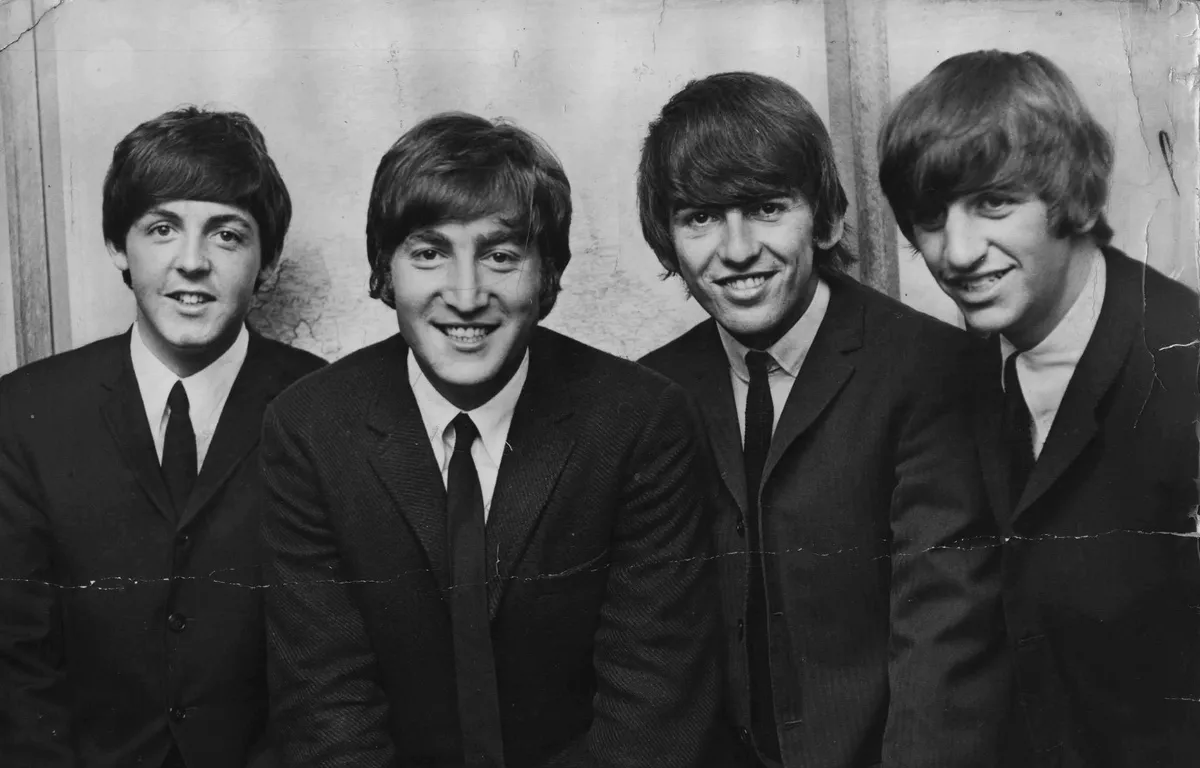 Image de Musique/Radio. Le 2 novembre marque une date importante pour les fans des Beatles et les amateurs de musique du monde entier. Le légendaire groupe britannique a sorti un morceau inédit intitulé "Now and Then". Cependant, ce qui rend ce single particulièrement remarquable, c'est l'utilisation de l'intelligence artificielle (IA) dans son processus de création. Ce morceau soulève des questions fascinantes sur l'évolution de la technologie musicale, la préservation de l'héritage musical, et les possibilités futures de la création musicale assistée par l'IA. Le mystère qui entoure "Now and Then" a suscité un grand intérêt et des spéculations depuis son annonce. Les premiers rapports ont laissé penser que l'IA avait été utilisée pour recréer la voix de John Lennon, membre décédé du groupe légendaire. Cependant, Paul McCartney a rapidement clarifié cette situation en précisant que rien n'avait été créé artificiellement ou synthétiquement. Alors, comment l'IA a-t-elle été utilisée dans ce projet musical ? La confusion qui a entouré la sortie de "Now and Then" s'explique en partie par la prolifération de vidéos en ligne qui utilisent l'IA pour ajouter des parties chantées par les membres des Beatles dans des titres originaux. Cela a créé l'illusion de nouvelles chansons du groupe, alimentant ainsi les spéculations sur la technologie utilisée dans le nouveau morceau. Pourtant, la véritable histoire derrière "Now and Then" est tout à fait unique. Un élément clé dans la création de ce titre est une cassette d'enregistrement transmise par Yoko Ono, la femme de John Lennon, aux autres membres du groupe. Cette cassette contenait un enregistrement du chanteur assassiné en 1980. L'idée de terminer la chanson et de la faire figurer comme le dernier son des Beatles est née à ce moment-là. Cependant, lorsque la cassette a été remise aux trois membres restants en 1994, elle était dans un état inutilisable. Il a fallu presque 30 ans pour que la technologie de l'IA offre une solution viable. Le réalisateur Peter Jackson, célèbre pour son documentaire sur les Beatles, a joué un rôle essentiel dans ce processus. Pendant la réalisation de son film "Get Back", Jackson et son équipe ont développé une technologie de restauration musicale basée sur l'apprentissage profond (machine learning). Cette technologie a permis de séparer tous les éléments de la bande sonore, notamment la voix de John Lennon et les harmonies du piano. Le résultat a été une découverte extraordinaire. La voix de John Lennon, une des voix les plus emblématiques de la musique pop, a été isolée et réintégrée dans la chanson d'une manière qui semblait naturelle. Les membres du groupe ont exprimé leur enthousiasme pour cette avancée technologique, affirmant que cela avait permis de rendre hommage à John Lennon de la manière la plus authentique possible. Le mixage final a également été une étape cruciale. Il a permis d'équilibrer la voix de John Lennon avec les harmonies du piano, éliminant ainsi un obstacle qui avait existé pendant des décennies. Cela a permis de créer un enregistrement d'une qualité exceptionnelle, où la véritable voix de John Lennon se mêle harmonieusement à la musique du groupe. C'est ainsi que, 43 ans après sa disparition tragique, John Lennon est revenu sur la scène musicale avec "Now and Then". La chanson a été présentée comme une œuvre écrite et chantée par John Lennon, développée en collaboration avec Paul McCartney, George Harrison (décédé en 2001) et Ringo Starr. Elle a finalement été achevée par Paul et Ringo plus de quatre décennies après sa création initiale. L'histoire de "Now and Then" soulève plusieurs questions intrigantes. Tout d'abord, quel est l'impact de l'IA sur la musique et la créativité artistique ? Alors que l'IA continue de se développer et d'être intégrée dans le processus de création musicale, quelles sont les limites de son rôle et quelles sont les opportunités qu'elle offre ? De plus, comment la technologie peut-elle être utilisée pour préserver et honorer l'héritage musical des artistes disparus ? En fin de compte, l'histoire de "Now and Then" illustre à la fois les avancées technologiques fascinantes de notre époque et le pouvoir de la musique pour transcender les frontières du temps. Alors que nous célébrons ce nouveau morceau des Beatles, il est important de se demander comment l'IA continuera à façonner la musique et la créativité artistique à l'avenir, tout en préservant et en honorant les artistes qui nous ont quittés. Comment imaginons-nous le futur de la musique et de la technologie ?