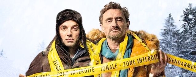 Image de TV/Films/Séries. Douze ans après la sortie du film "Poupoupidou," le réalisateur et scénariste Gérald Hustache-Mathieu est de retour en Franche-Comté, dans le village le plus froid de France, avec la série "Polar Park." Cette série est une adaptation en six épisodes de son film de 2011, avec le retour des acteurs Jean-Paul Rouve et Guillaume Gouix. Cette transition du grand au petit écran soulève des questions sur la genèse de ce projet, les défis rencontrés, et l'évolution des personnages. La décision d'adapter "Poupoupidou" en série a été un choix intrigant pour le réalisateur. Gérald Hustache-Mathieu explique que l'idée initiale derrière "Poupoupidou" était en fait de créer une série, mais à l'époque, la production de séries était moins répandue. Le réalisateur se décrit comme étant quelqu'un de bavard et foisonnant, préférant le format sériel qui lui permet d'explorer davantage, de s'attarder sur des détails, et d'offrir des cliffhangers captivants. La série devient ainsi un objet ludique, un "escape game" géant où les téléspectateurs peuvent participer activement. Convaincre l'équipe du film original de revenir pour cette adaptation n'a pas été un défi majeur. Jean-Paul Rouve et Guillaume Gouix, ainsi que d'autres membres de l'équipe, étaient enthousiastes à l'idée de transposer l'enquête de "Poupoupidou" en série. L'équipe d'origine a été sollicitée, et de nombreux seconds rôles du film ont repris leur personnage, renforçant ainsi la continuité entre le film et la série. L'approche de Gérald Hustache-Mathieu pour la série "Polar Park" est d'aller plus en profondeur plutôt que de tourner en rond. Il préfère creuser l'histoire et les personnages, et cite des exemples du monde du théâtre où des metteurs en scène reprennent des pièces classiques pour en offrir de nouvelles interprétations. L'idée est de découvrir de nouveaux aspects et de revisiter des thèmes familiers. Cette perspective est essentielle pour maintenir l'intérêt du public et renouveler l'expérience. En ce qui concerne l'adaptation sérielle de "Poupoupidou" à "Polar Park," Gérald Hustache-Mathieu souligne que certaines différences sont à noter. Le film original était centré sur l'assassinat d'une femme, tandis que la série traite d'un tueur en série, impliquant une dynamique différente dans l'intrigue. Néanmoins, le réalisateur insiste sur le fait que, dans tous les polars, l'aspect émotionnel et les personnages sont essentiels, ce qui se reflète dans la série comme dans le film. Le ton de la série diffère également du film. Alors que "Poupoupidou" était plus mélancolique, "Polar Park" adopte un ton volontairement cocasse et saugrenu, avec une approche humoristique qui guide la narration. L'humour joue un rôle central, bien que le récit conserve un certain premier degré en raison de l'élément polar et des éléments dramatiques. Gérald Hustache-Mathieu s'inspire de réalisateurs tels que Jacques Tati, Buster Keaton et Jean-Paul Rouve pour créer cette atmosphère humoristique particulière. La série met en lumière le duo formé par David Rousseau (Jean-Paul Rouve) et le gendarme Louvetot (Guillaume Gouix), qui rappelle les duos classiques tels que Sherlock Holmes et le Dr. Watson. Le réalisateur souligne l'attrait de ce tandem et la possibilité de les mettre dans des situations et aventures différentes à l'avenir, offrant un développement dynamique des personnages. La question qui se pose maintenant est : comment évolueront ces personnages dans les futures saisons de "Polar Park" ? Gérald Hustache-Mathieu envisage de continuer à explorer les voyages émotionnels et les défis auxquels seront confrontés David Rousseau et le gendarme Louvetot. Cette perspective laisse place à une multitude de possibilités pour les développements futurs de la série. En fin de compte, l'adaptation de "Poupoupidou" en série sous forme de "Polar Park" démontre l'agilité du réalisateur dans le passage du cinéma à la télévision, l'importance des personnages dans l'intrigue, et la capacité à revisiter et à réinterpréter des œuvres antérieures. La série offre un terrain fertile pour explorer de nouveaux aspects de l'histoire et des personnages, tout en conservant l'humour et le mystère qui ont fait le succès du film original. Comment la série continuera-t-elle à développer ces éléments et à surprendre son public ? C'est une question fascinante qui révèle le potentiel créatif de l'adaptation sérielle et de l'évolution des personnages.