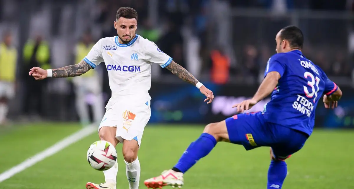 Image de Football. Une semaine après l'incident regrettable du caillassage du bus de l'Olympique Lyonnais par des supporters marseillais, l'attention du monde du football était rivée sur le stade Vélodrome. Les regards étaient tournés vers le match opposant l'Olympique de Marseille (OM) et le LOSC Lille, non seulement pour le choc sportif qu'il représentait, mais également pour voir comment les événements récents allaient impacter le déroulement de la rencontre. La soirée a débuté sans encombre, malgré l'ombre de l'incident précédent qui planait sur le stade. Dans les tribunes, les supporters marseillais arboraient une banderole de "soutien aux interpellés," montrant leur solidarité envers ceux qui avaient été impliqués dans le caillassage du bus lyonnais. Une ambiance tendue, mais l'atmosphère de violence qui avait précédé le match entre l'OM et l'OL ne s'est pas répétée. Le stade Vélodrome, symbole du football français, s'est finalement transformé en un terrain de jeu pour les joueurs, où le sport a repris ses droits. Cependant, la soirée n'a pas été marquée par des buts spectaculaires, bien au contraire. Les supporters lillois, privés de déplacement en raison de mesures de sécurité, n'ont pas pu donner de la voix pour encourager leur équipe. Pourtant, le LOSC a dominé territorialement la rencontre à Marseille, démontrant une maîtrise du jeu et une présence sur le terrain qui ont mis l'OM sous pression. Malgré cette pression, les deux équipes se sont neutralisées, et le score est resté nul et vierge à la fin du match, un 0-0 frustrant pour les amateurs de buts. Ce match s'est inscrit dans une tendance étrange qui a traversé la Ligue 1 ce samedi, où d'autres rencontres comme Lorient contre Lens se sont également terminées sans but. Un samedi sans but en Ligue 1, voilà qui est inhabituel. Le moment le plus palpitant du match est survenu lorsque Yusuf Yazici, joueur clé du LOSC, a tenté un lob audacieux qui a frôlé la barre transversale (15e minute). Du côté marseillais, Amine Harit a manqué de peu de marquer sur un centre parfaitement exécuté par Jonathan Clauss juste avant la pause (45e minute). Les deux équipes, malgré leur détermination défensive, ont montré un certain déchet technique dans les derniers mètres, ce qui a empêché l'ouverture du score. Ce match nul ne fait pas les affaires de l'OM, qui est actuellement 8e au classement, et qui n'a remporté qu'une de ses sept dernières rencontres en Ligue 1. Les Phocéens risquent même de glisser jusqu'à la 11e position si Rennes (qui joue à Nice), Toulouse et Le Havre (qui s'affrontent), ainsi que Strasbourg (contre Clermont) remportent leurs matchs dimanche. La pression est donc sur les épaules de l'entraîneur marseillais et de ses joueurs pour améliorer leur performance et leur classement dans les semaines à venir. D'un autre côté, le LOSC avait l'opportunité de monter provisoirement sur le podium du classement de la Ligue 1 en cas de victoire, mais cela ne s'est pas concrétisé. Ils occupent actuellement la 4e place, et leur position pourrait être menacée si Reims remporte son match contre Nantes dimanche à 15 heures. La bataille pour les premières places du championnat de France est intense, et chaque point compte. La rencontre entre l'OM et le LOSC, qui aurait pu être marquée par des tensions en raison des événements récents, s'est finalement déroulée de manière relativement pacifique. Cela montre la capacité des clubs, des autorités et des supporters à tirer des leçons des incidents précédents et à mettre en place des mesures pour assurer la sécurité et la sérénité des matchs de football. Cependant, cela soulève également des questions sur les causes profondes de la violence liée au football et sur les mesures à prendre pour les prévenir à l'avenir. En fin de compte, au-delà de la performance des équipes sur le terrain, ce match entre l'OM et le LOSC rappelle que le football est bien plus qu'un simple jeu. Il est un reflet de la société, de ses passions, de ses rivalités, mais aussi de sa capacité à surmonter les conflits et à s'unir autour d'une passion commune. La question qui se pose maintenant est la suivante : comment pouvons-nous garantir que le football reste un lieu de célébration sportive et de fraternité, plutôt qu'un terrain propice à la violence et aux tensions ?