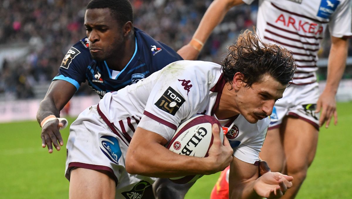 Image de Sport. L'Union Bordeaux-Bègles (UBB) a offert une performance solide lors de la 5e journée du Top 14 en s'imposant face à Montpellier sur un score de 26-13. Cette victoire constitue un pas en avant pour l'UBB, qui a ainsi remporté sa troisième victoire de la saison et se hisse provisoirement à la 7e place du championnat. Le match s'est déroulé dans des conditions bien meilleures que prévues, au stade Chaban-Delmas. Les Bordelo-Béglais ont fait preuve de sérieux et d'efficacité face à un adversaire qui rencontrait des difficultés en ce début de saison. Ils ont inscrit trois essais grâce à Pablo Uberti, Ben Botica, et Louis Bielle-Biarrey. Cette performance solide a permis à l'UBB de montrer son potentiel dans cette compétition de haut niveau. Le début du match a toutefois été un peu rude pour l'UBB, car Montpellier a marqué un essai dès la 7e minute par l'intermédiaire de Ngandebe. Malgré ce coup dur, les Bordelo-Béglais ont rapidement montré leur supériorité. Ils ont fait preuve de précision, de pragmatisme et de discipline, reprenant rapidement l'avantage au score grâce à un essai de Pablo Uberti et aux coups de pied de Maxime Lucu. Ils ont immédiatement réagi lorsque Montpellier est revenu à un point, avec Ben Botica marquant un essai en réponse à celui de Stooke. Le score à la mi-temps était de 18-10 en faveur de l'UBB. La deuxième mi-temps a présenté quelques défis, notamment en raison du vent de face, mais l'UBB a su gérer la situation avant de prendre l'avantage grâce à ses remplaçants. Jefferson Poirot et Maxime Lucu ont apporté une contribution significative en restaurant l'ordre et en progressant sur le terrain. De plus, l'UBB a démontré son efficacité en exploitant au mieux les rares opportunités à sa disposition. En fin de rencontre, Louis Bielle-Biarrey a marqué un essai spectaculaire sur une superbe passe de Nicolas Depoortere, qui a été omniprésent lors du match. Le retour de Maxime Lucu et Louis Bielle-Biarrey sous le maillot de l'UBB a été une réussite. Maxime Lucu a repris son rôle de métronome, montrant une grande maîtrise du jeu et du ballon, avant de sortir sous les acclamations du stade Chaban-Delmas. Louis Bielle-Biarrey, malgré un temps de jeu limité, a fait preuve de présence sur chaque balle et a marqué un essai important. Nicolas Depoortere, quant à lui, continue de confirmer son énorme potentiel au centre de l'équipe. Champion du monde U20 il y a quelques mois, il montre des performances en constante amélioration et pourrait bientôt faire ses débuts avec le XV de France lors du prochain Tournoi des Six Nations. Sa capacité à créer des différences sur le terrain est remarquable, et il représente l'avenir prometteur du rugby français. En fin de compte, cette victoire de l'UBB contre Montpellier souligne la détermination et le talent de l'équipe. Le Top 14 est une compétition très disputée, où chaque victoire compte. Pour l'UBB, le défi consiste à maintenir cette dynamique positive et à viser des performances encore plus impressionnantes à l'avenir. À cet égard, la question se pose de savoir comment l'UBB peut continuer à progresser et à se démarquer dans le Top 14, et quelles sont les prochaines étapes pour atteindre un statut de premier plan dans le rugby français. Comment l'équipe peut-elle maintenir sa cohésion et son efficacité pour atteindre ses objectifs à long terme ?