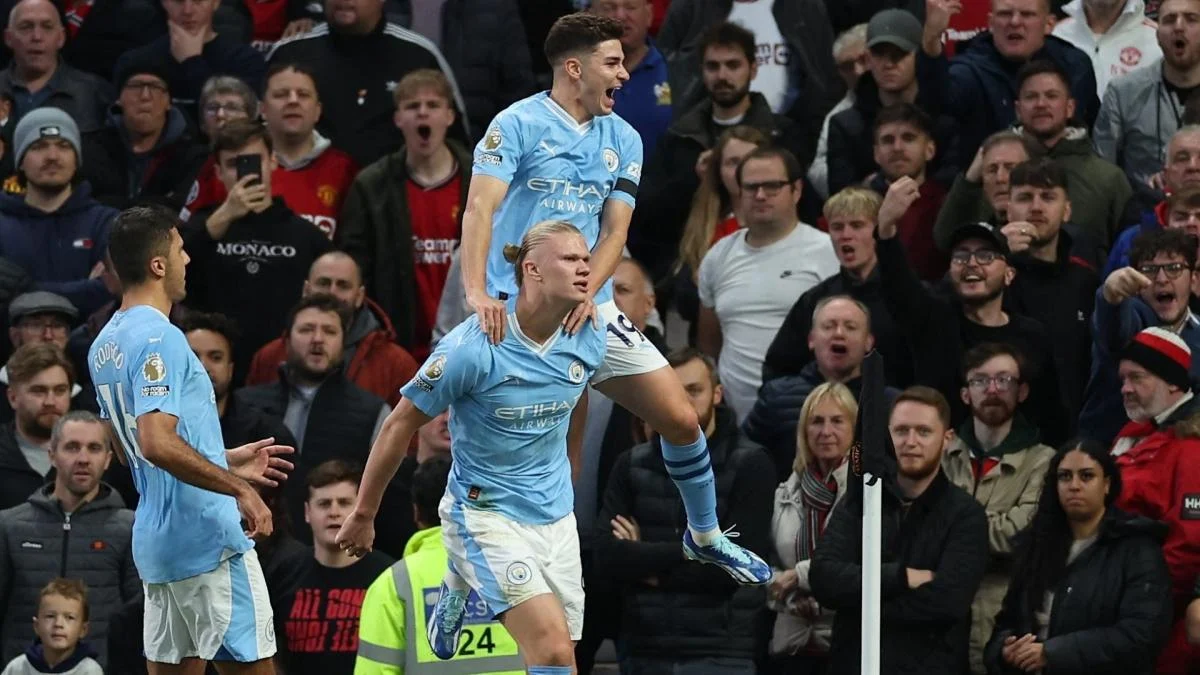 Image de Football. La 11e journée de la Premier League a continué ce samedi après la victoire de Manchester United sur le fil face à Fulham (1-0). Tous les yeux étaient rivés sur le voisin Manchester City, qui recevait Bournemouth, actuellement classé 17e. Les Cityzens avaient un objectif clair : s'imposer pour reprendre provisoirement leur place de leader et mettre la pression sur Tottenham, qui devait affronter Chelsea lundi. La confrontation a été marquée par un acteur principal, Jérémy Doku, dont la performance a été cruciale dans la victoire de Manchester City, les plaçant provisoirement en tête de la Premier League. Malgré la défaite, Bournemouth pourrait rester hors de la zone de relégation à l'issue de cette journée. Le classement général de la Premier League montre l'évolution des positions des équipes dans la compétition, avec Manchester City actuellement en tête, suivi de près par Tottenham, Arsenal, Liverpool et Aston Villa, dans le top cinq. Sur leur pelouse, Burnley s'est incliné face à Crystal Palace, qui occupe la 10e place au classement. Burnley reste au 19e rang, avec une seule victoire en cette saison. Pendant ce temps, Sheffield United, classé 20e, a finalement décroché sa première victoire de la saison dans les derniers instants du match contre les Wolves (14e), malgré un but de Bellegarde, l'ancien joueur de Strasbourg. Plus haut dans le classement, Everton (15e) a été accroché par Brighton, qui reste sur une série de quatre matches consécutifs sans victoire et rétrograde à la 6e place au classement. Enfin, Brentford (9e), en particulier grâce à Maupay qui a ouvert le score, a devancé West Ham (11e) dans un match très animé. Les résultats de l'après-midi comprenaient une victoire impressionnante de Manchester City sur Bournemouth avec un score de 6-1. Jérémy Doku a été le joueur clé du match, contribuant à cinq des six buts de son équipe. Il a marqué le premier but à la 30e minute, suivi par des buts de Silva (33e, 84e), Akanji (37e), Foden (65e) et Aké (89e). Bournemouth a marqué son seul but grâce à Sinisterra à la 74e minute. Dans un autre match animé, Brentford a battu West Ham 3-2. Maupay a ouvert le score pour Brentford à la 11e minute, suivi d'un but contre son camp de Mavropanos (55e) et d'un but de Collins (70e). West Ham a répondu avec des buts de Kudus (19e) et Bowen (26e). Everton et Brighton se sont affrontés dans un match qui s'est terminé sur un score de 1-1. Mykolenko a marqué pour Everton à la 7e minute, tandis que Brighton a obtenu un but contre son camp grâce à Young à la 84e minute. Enfin, Burnley a été battu 2-0 par Crystal Palace, avec des buts de Schlupp à la 22e minute et de Mitchell à la 90e+5 minute. Sheffield United a remporté son premier match de la saison en battant les Wolves 2-1. Archer (72e) et Norwood (90e+10) ont marqué pour Sheffield United, tandis que Bellegarde a marqué pour les Wolves à la 89e minute. La question qui se pose à la suite de ces matchs passionnants est la suivante : comment les équipes maintiendront-elles leur dynamique et quelles stratégies adopteront-elles pour atteindre leurs objectifs à long terme dans cette compétition de haut niveau ?