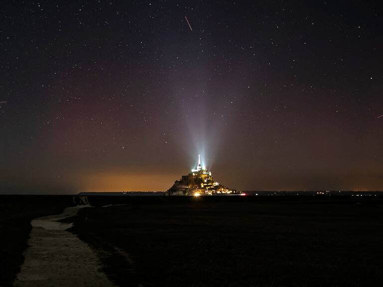 Image de Société. Au cours de cette année, les habitants de la France ont eu la chance de contempler un spectacle céleste rare et fascinant : les aurores boréales. Ces lumières célestes ont illuminé le ciel de la France à plusieurs reprises, un phénomène peu commun à cette latitude. Dans cet article, nous plongerons dans l'univers des aurores boréales, en détaillant leur formation, en explorant pourquoi elles se manifestent en France et en nous interrogeant sur leur fréquence future. La Formation des Aurores Boréales Les aurores boréales sont le résultat d'une interaction complexe entre le Soleil, la Terre et son atmosphère. À l'origine de ce phénomène, il y a l'émission de particules solaires par le Soleil, ce que le vulgarisateur scientifique Pierre Henriquet a qualifié d'"arrivée d'une vague de particules solaires" dans un tweet. Ces particules solaires, sous forme de plasma, sont composées de particules chargées et sont éjectées par le Soleil lors de fortes éruptions. Lorsque ce plasma atteint la Terre, il interagit avec le champ magnétique terrestre, provoquant une excitation des particules de l'atmosphère terrestre. Cette excitation génère de la lumière, créant ainsi les magnifiques aurores boréales que nous pouvons observer dans le ciel. Les couleurs des aurores dépendent des atomes stimulés, l'oxygène produisant une lumière verte, tandis que l'azote donne des teintes plus bleues et violettes. Lorsque le Soleil connaît de fortes éruptions solaires, cette situation est qualifiée de "tempête solaire". Ces tempêtes solaires entraînent une augmentation significative de l'émission de particules solaires, amplifiant ainsi la luminosité des aurores boréales. Pourquoi les Aurores Boréales Sont-elles Visibles en France ? L'observation des aurores boréales en France est rare mais n'est pas inédite. Au cours de l'année 2023, les aurores boréales ont illuminé le ciel français à plusieurs reprises. La dernière manifestation en date s'est produite il y a quelques semaines, dans la nuit du 24 au 25 septembre. Des lumières multicolores ont également été observées en février et en avril de la même année. Nathalie Huret, professeure en physico-chimie de l'atmosphère à l'université Clermont-Auvergne, explique que cette multiplication des observations s'explique par l'activité solaire intense. Le Soleil est constamment en activité, mais certaines périodes voient une augmentation significative de cette activité, déclenchant des éruptions solaires plus puissantes. Actuellement, le Soleil est dans son 25e cycle, débuté en décembre 2019, et selon les prévisions, il devrait atteindre son pic d'activité en 2025. Plus le Soleil est actif, plus il émet de particules solaires importantes et intenses, ce qui favorise la présence d'aurores boréales à des latitudes plus basses, comme en France. Il convient de noter que les couleurs des aurores boréales observées en France peuvent varier en raison des différences dans la composition de l'atmosphère à des altitudes moyennes. Fréquence Future des Aurores Boréales en France La perspective d'observer davantage d'aurores boréales en France est plausible. La fréquence des aurores boréales dépend du cycle solaire, qui dure environ onze ans et influence l'activité du Soleil. À mesure que nous nous rapprochons du pic d'activité solaire, prévu pour 2025 dans le 25e cycle, les éruptions solaires devraient devenir plus fréquentes et plus intenses. Il est donc possible que de nouvelles vagues colorées décorent le ciel français dans les mois à venir. Cependant, plusieurs facteurs doivent être réunis pour observer ces phénomènes. L'éruption solaire doit être dirigée vers la Terre, avec une vitesse et une intensité suffisantes. Pour maximiser les chances d'observer ces aurores boréales, il est conseillé de s'éloigner le plus possible des sources lumineuses et d'orienter son regard vers le nord, car la plupart des particules se dirigent vers le pôle Nord. Cependant, il est essentiel de rappeler que bien que les aurores boréales offrent un spectacle visuel époustouflant, elles peuvent également avoir des conséquences importantes sur les systèmes de communication et les réseaux électriques. En 1989, une tempête solaire majeure avait provoqué un black-out total au Québec, plongeant six millions de personnes dans l'obscurité. Une Question en Suspens : L'Impact des Aurores Boréales L'observation des aurores boréales en France est un phénomène de plus en plus fréquent, principalement en raison de l'activité solaire intense. Alors que nous entrons dans le pic d'activité solaire prévu en 2025, nous pourrions voir davantage de ces spectacles célestes. Cependant, il reste des questions en suspens quant à l'impact potentiel de ces aurores boréales sur les systèmes de communication et les réseaux électriques. Comment les préparations et les protections pourront-elles être renforcées pour minimiser ces impacts à l'avenir ?