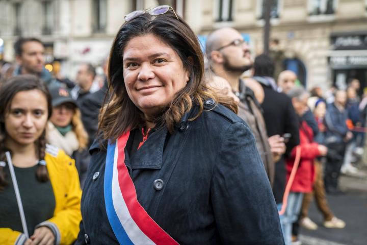 Image de Société. La députée de La France insoumise (LFI) représentant la Seine-Saint-Denis, Raquel Garrido, a récemment fait l'objet d'une sanction par son groupe parlementaire. Cette décision, prise le 6 novembre, lui interdit de prendre la parole au nom de son groupe à l'Assemblée nationale pendant une période de quatre mois. Cette sanction intervient après une série d'agissements et de propos qui ont été jugés préjudiciables au bon fonctionnement collectif du groupe LFI-Nupes. Le bureau du groupe LFI-Nupes a expliqué que cette mesure disciplinaire était la conséquence d'actions telles que la diffusion de fausses informations dans les médias concernant le groupe et ses membres, la mise en cause et le dénigrement personnel de plusieurs membres du groupe, ainsi que des confrontations avec les employés du groupe parlementaire. Pendant la durée de la sanction, deux membres du bureau seront chargés de faciliter une médiation visant à rétablir un climat de travail harmonieux. Raquel Garrido, pour sa part, a vivement réagi à cette sanction. Sur les réseaux sociaux, elle a critiqué le fait que le bureau s'était autoproclamé instance disciplinaire pour résoudre des désaccords politiques en ayant recours à des mesures coercitives. Elle a exprimé son indignation, déclarant qu'elle se sentait humiliée et en colère face à cette évolution de son projet politique auquel elle a dévoué trente années de sa vie. Cependant, elle a également témoigné de la solidarité des militants de la base de La France insoumise et a affirmé qu'elle tiendrait bon malgré la sanction. Il est intéressant de noter que la durée de la sanction infligée à Raquel Garrido est identique à celle subie par le député de LFI, Adrien Quatennens, suite à sa reconnaissance de faits de violences conjugales. Contrairement à Adrien Quatennens, qui a été suspendu du groupe, Raquel Garrido reste membre de La France insoumise. Le différend de Raquel Garrido avec le leader de LFI, Jean-Luc Mélenchon, a été l'une des raisons qui ont conduit à sa sanction. Elle avait accusé Mélenchon de nuire au mouvement et de chercher à diviser le groupe de La France insoumise en mettant des obstacles entre eux, les organisations syndicales et d'autres partis de la Nupes. Cependant, les membres du bureau du groupe LFI-Nupes ont insisté sur le fait que la sanction n'était pas liée à des critiques politiques, mais plutôt à une série d'actions et de déclarations perturbatrices qui nuisaient au bon fonctionnement du groupe. L'ensemble de cette situation a suscité des réactions variées au sein de La France insoumise et au-delà. Certains, comme la députée Sandrine Rousseau, ont souligné les aspects de genre de la sanction, en mettant en avant le fait que les paroles des femmes étaient parfois perçues comme plus dangereuses que les actes violents commis par des hommes. D'autres personnalités politiques, y compris des membres de La France insoumise, ont exprimé leur désaccord avec la décision du groupe de sanctionner Raquel Garrido. Ils ont critiqué la logique de purger les membres dissidents et ont souligné que le parti ne se renforcerait pas en prenant de telles mesures. Clémentine Autain, une autre voix dissidente de La France insoumise, a souligné que le parti devait s'interroger sur son profil politique et sa capacité à évoluer positivement. Elle a estimé que ces sanctions internes avaient contribué à embourber le mouvement dans des polémiques au lieu de le renforcer. Le député François Ruffin a souligné le désaccord de Raquel Garrido concernant le manque de démocratie au sein de La France insoumise, soulignant que la réponse à ces désaccords aurait dû être un débat plutôt qu'une sanction. Ainsi, cette situation met en lumière des divisions internes au sein de La France insoumise et soulève des questions sur la manière dont les partis politiques gèrent les différences d'opinion et les dissensions en leur sein. Comment ces conflits internes peuvent-ils influencer l'efficacité d'un parti et son impact sur la scène politique ?