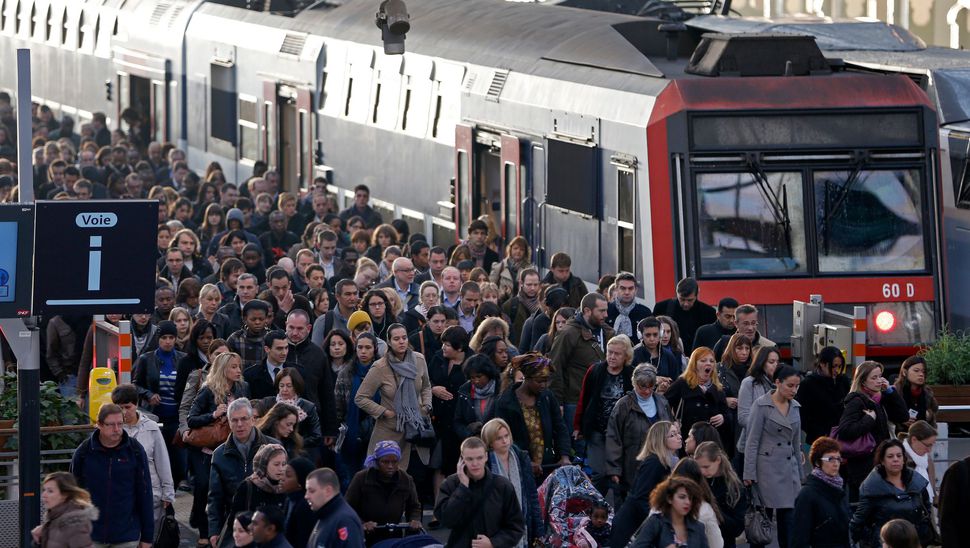 Image de Société. Le mercredi 8 novembre 2023, la Confédération Générale du Travail (CGT) a lancé un appel à la grève à la SNCF (Société Nationale des Chemins de fer français) pour réclamer une augmentation générale des salaires. Plus précisément, le syndicat a déposé un préavis de grève qui coïncide avec la date des négociations annuelles obligatoires. La CGT Cheminots exige une augmentation de 12% des salaires, argumentant que cette mesure est nécessaire pour faire face à l'inflation et pour compenser le manque d'augmentation significative depuis plus d'une décennie. Cet appel à la grève, qui a été lancé au niveau national, est censé servir de moyen de pression sur les négociations salariales. La CGT souhaite rappeler l'importance de l'augmentation des revenus des travailleurs, notamment face à l'augmentation du coût de la vie. Cependant, malgré cet appel à la grève, il est prévu que la mobilisation soit relativement faible en Normandie, où la direction régionale de la SNCF ne prévoit aucune perturbation majeure sur les lignes de chemin de fer. Le plan de transport est annoncé comme étant normal pour la journée de mercredi. Cette situation illustre les tensions persistantes entre les syndicats et les employeurs en France, en particulier dans le secteur des transports. Les revendications salariales, en particulier dans un contexte d'inflation croissante, sont un sujet de préoccupation majeur pour de nombreux travailleurs et syndicats. Dans le cas présent, la CGT Cheminots utilise la grève comme un moyen de pression pour faire avancer ses revendications. Néanmoins, la question se pose de savoir si les grèves, en particulier celles qui ne perturbent pas significativement les services, sont le moyen le plus efficace de faire avancer les revendications salariales et d'autres demandes des travailleurs. Les stratégies de négociation et de dialogue social peuvent-elles être plus productives que les actions de grève pour parvenir à un accord satisfaisant pour toutes les parties concernées ? De plus, les différences régionales dans la réponse à cet appel à la grève soulèvent des questions sur la coordination des mouvements de grève à l'échelle nationale. Comment les syndicats peuvent-ils mieux mobiliser les travailleurs dans différentes régions de manière à avoir un impact significatif sur leurs revendications ? En fin de compte, cette situation met en lumière les défis et les enjeux des mouvements sociaux et des négociations salariales en France, ainsi que les différentes approches adoptées par les syndicats et les employeurs pour atteindre leurs objectifs respectifs. Comment les parties prenantes peuvent-elles parvenir à un équilibre entre les intérêts des travailleurs et ceux des entreprises dans un contexte économique complexe et en évolution constante ?