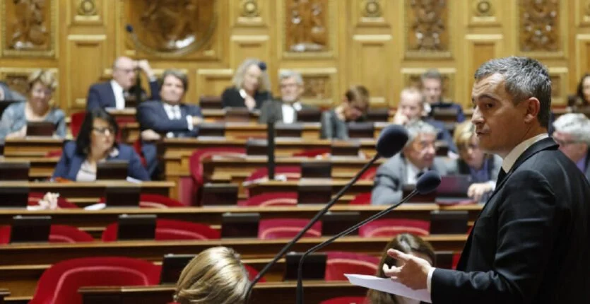 Image de Société. Pour le deuxième jour de l'examen du projet de loi sur l'immigration, le Sénat a pris une décision controversée en supprimant l'Aide Médicale d'État (AME), un dispositif qui permet aux étrangers en situation irrégulière d'avoir accès à des soins médicaux. Cette mesure a été introduite par la droite lors de la commission, déterminée à mettre fin à ce qu'elle considère comme un "appel d'air" pour l'immigration. Pour la gauche, il s'agit d'une mesure "honteuse". Le Sénat a pris cette décision importante malgré les nombreuses critiques de la gauche. La suppression de l'AME a été votée par 200 voix contre 136, et elle a été remplacée par l'Aide Médicale d'Urgence (AMU) dans un nouvel article 1er I. Pour rappel, l'AME prend en charge à 100 % les frais médicaux et hospitaliers des étrangers en situation irrégulière, sous condition de ressources, qui résident en France depuis au moins trois mois de manière continue. La droite sénatoriale considère que ce dispositif attire l'immigration illégale. Il est à noter que la majorité du Sénat a déjà tenté de restreindre ces dernières années la couverture de l'AME aux soins d'urgence et aux maladies graves dans le budget de la Sécurité sociale. Pendant de longues minutes, les élus de gauche ont dénoncé cette nouvelle mesure. Le sénateur socialiste Bernard Jomier a souligné qu'aucune donnée ne montre un effet d'attraction de l'AME et que la suppression de ce dispositif aurait un impact négatif sur les finances publiques, en transférant la charge financière sur les hôpitaux. Yannick Jadot, sénateur écologiste, a exhorté à ne pas jouer avec la santé des citoyens, surtout après la pandémie de COVID-19. Cette décision a suscité une forte réaction de la part de la gauche, qualifiant cet ajout de "honteux". Les sénateurs de la droite sont restés discrets pour défendre cette nouvelle disposition, affirmant qu'elle n'entraînerait pas de négligence de la santé des étrangers en France, ni de risque pour les Français face à des épidémies incontrôlées faute de soins. La division au sein du gouvernement a également été mise en évidence. Gérald Darmanin, ministre de l'Intérieur, s'est dit favorable à la suppression de l'AME à titre personnel, mais il a laissé la parole à Agnès Firmin Le Bodo, ministre déléguée chargée de l'Organisation territoriale et des Professions de santé. Cette division au sein de l'exécutif a été soulignée par les élus de gauche. La ministre a rappelé l'importance de l'AME et a estimé qu'il serait contre-productif de mélanger ce sujet avec l'immigration. Elle a rappelé les résultats du pré-rapport Evin/Stefanini sur l'AME, qui indiquent que l'AME n'attire pas les candidats à l'immigration, puisque 50 % des personnes éligibles n'y ont pas recours. Malgré ses arguments en faveur de l'AME, la ministre n'a pas soutenu les amendements de suppression proposés par la gauche. Les sénateurs de droite considèrent que la suppression de l'AME est un marqueur de fermeté à inscrire dans le texte, indispensable pour obtenir leur soutien dans les négociations avec le gouvernement. La décision du Sénat de supprimer l'AME suscite des débats passionnés et divise profondément le pays. Alors que le projet de loi sur l'immigration se poursuit, la question qui persiste est la suivante : quel sera l'impact de cette décision sur la santé des étrangers en situation irrégulière en France et sur la gestion des soins médicaux ? La politique et la santé sont-elles compatibles, et quel équilibre doit être trouvé pour répondre à ces défis complexes ?