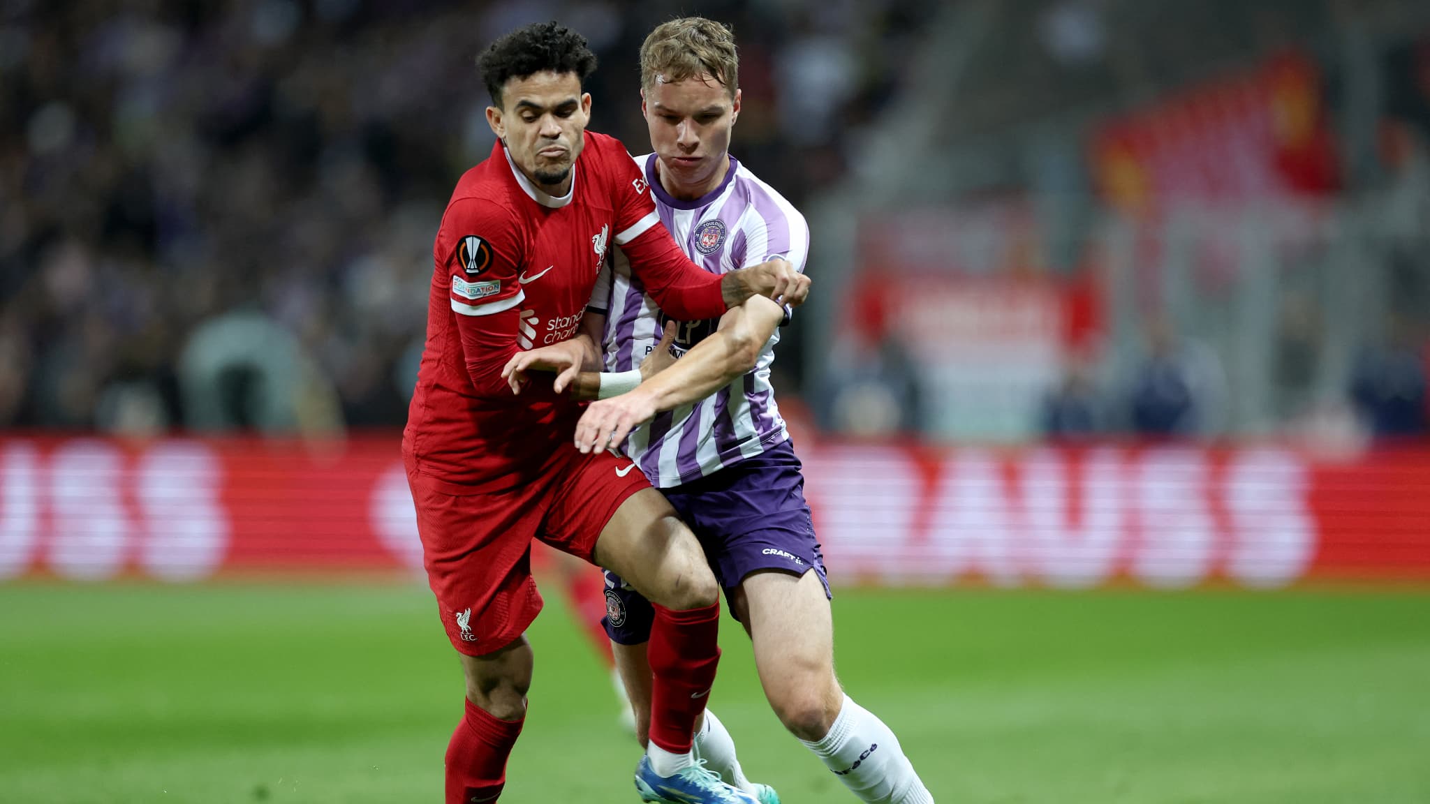 Image de Football. Toulouse a créé la surprise en renversant Liverpool lors d'un match épique au Stadium (3-2), consolidant ainsi sa deuxième place dans le groupe de la Ligue Europa. Les supporters ont assisté à une rencontre pleine de rebondissements, avec des moments de tension, des buts, et un retournement de situation inattendu. Le début du match a été marqué par une intensité palpable, avec les deux équipes cherchant à prendre l'ascendant. Toulouse, devant son public, a rapidement montré sa détermination à affronter le géant Liverpool. Les Reds, favoris sur le papier, ont été surpris par la pression toulousaine et ont dû faire face à une équipe locale déterminée. À la pause, Toulouse menait 1-0 grâce à un but spectaculaire d'Aron Dønnum, profitant d'une erreur de Tsimikas. Ce premier acte a illustré la capacité de Toulouse à rivaliser avec l'une des équipes les plus redoutables d'Europe. Cependant, la seconde mi-temps a apporté son lot de rebondissements. Liverpool, ne voulant pas se laisser distancer, a intensifié ses attaques. Les supporters ont été tenus en haleine par des moments de suspense, des actions trépidantes et des retournements de situation. Le match a atteint son apogée lorsque Toulouse, contre toute attente, a inscrit un deuxième but, portant le score à 2-0. Cependant, Liverpool n'a pas dit son dernier mot. Dans les dernières minutes, les Reds ont réussi à réduire l'écart, inscrivant deux buts et mettant la pression sur Toulouse. Les supporters ont vibré au rythme des occasions, des frappes puissantes et des arrêts décisifs. L'arbitrage vidéo a également ajouté du suspense, avec des décisions contestées et des moments cruciaux examinés de près. Toulouse, porté par l'énergie du Stadium et galvanisé par son avance, a tenu bon malgré une fin de match haletante. La victoire de Toulouse contre Liverpool constitue un exploit monumental dans l'histoire du club. Les joueurs, le staff et les supporters peuvent savourer ce moment inoubliable. Cette performance renforce la position de Toulouse dans le groupe de la Ligue Europa et ouvre la voie à une possible qualification. Au-delà de l'euphorie de la victoire, des questions subsistent. Comment Toulouse va-t-il capitaliser sur cette réussite exceptionnelle ? Quel impact cette victoire aura-t-elle sur la dynamique de l'équipe et sur sa campagne en Ligue Europa ? Les supporters peuvent-ils s'attendre à d'autres exploits de la part de leur équipe favorite ? La rencontre entre Toulouse et Liverpool restera gravée dans les mémoires comme l'un des moments forts de la saison. Alors que les projecteurs se tournent vers l'avenir, l'équipe de Toulouse peut être fière de son exploit et se préparer à relever de nouveaux défis sur la scène européenne. La question demeure : quel sera le prochain chapitre de cette aventure toulousaine passionnante ?